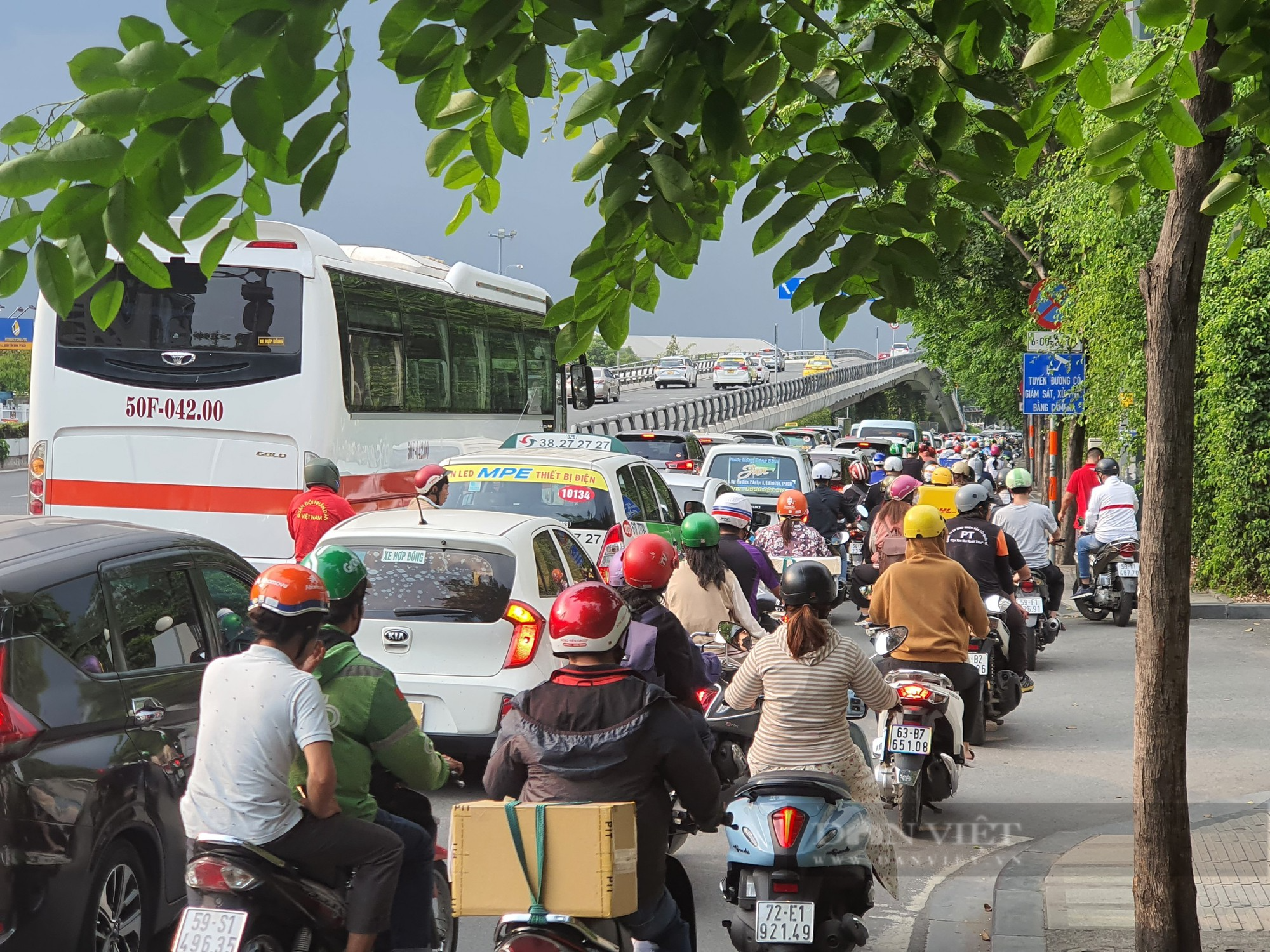 Người dân bắt đầu rời TP.HCM đi nghỉ lễ, cửa ngõ miền Tây, Đông kẹt cứng người và phương tiện - Ảnh 8.