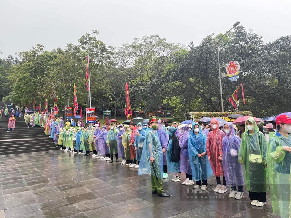 Trời mưa nhưng &quot;biển người&quot; vẫn đổ về Đền Hùng ngày một đông - Ảnh 2.