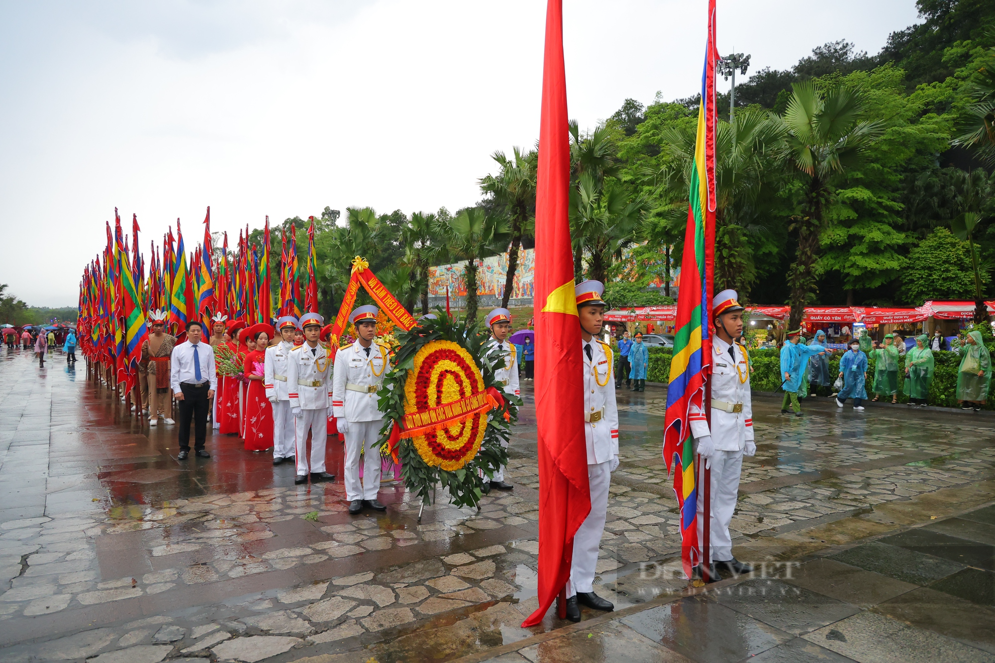 Trời mưa nhưng &quot;biển người&quot; vẫn đổ về Đền Hùng ngày một đông - Ảnh 2.