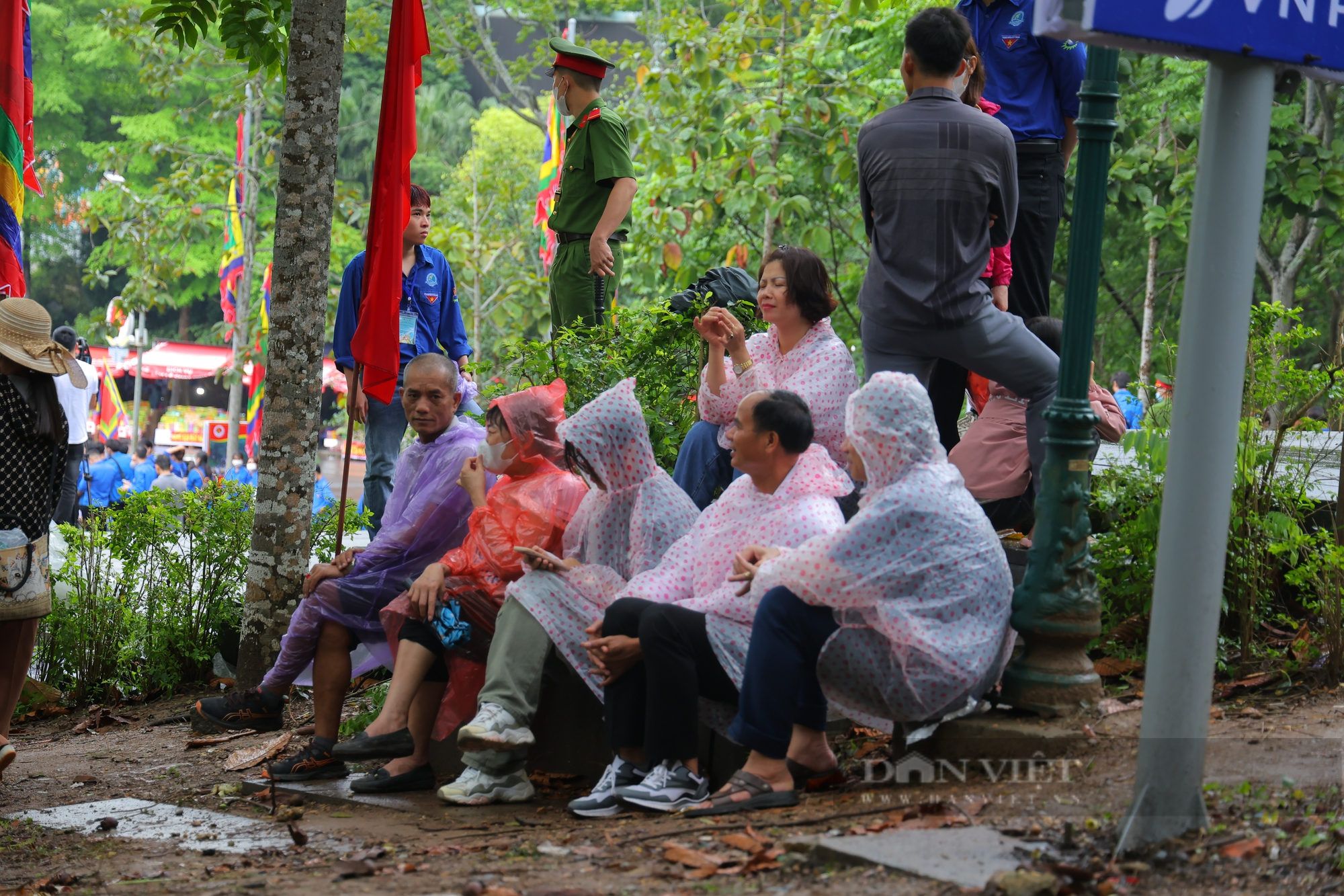 Trời mưa nhưng &quot;biển người&quot; vẫn đổ về Đền Hùng ngày một đông - Ảnh 7.