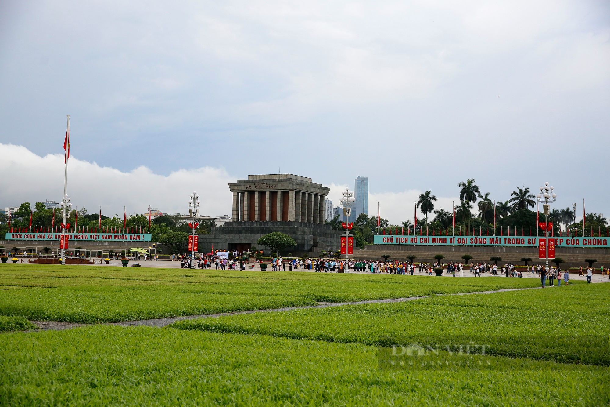 Hàng nghìn người xếp hàng dưới mưa vào Lăng viếng Bác ngày Giỗ Tổ Hùng Vương - Ảnh 1.