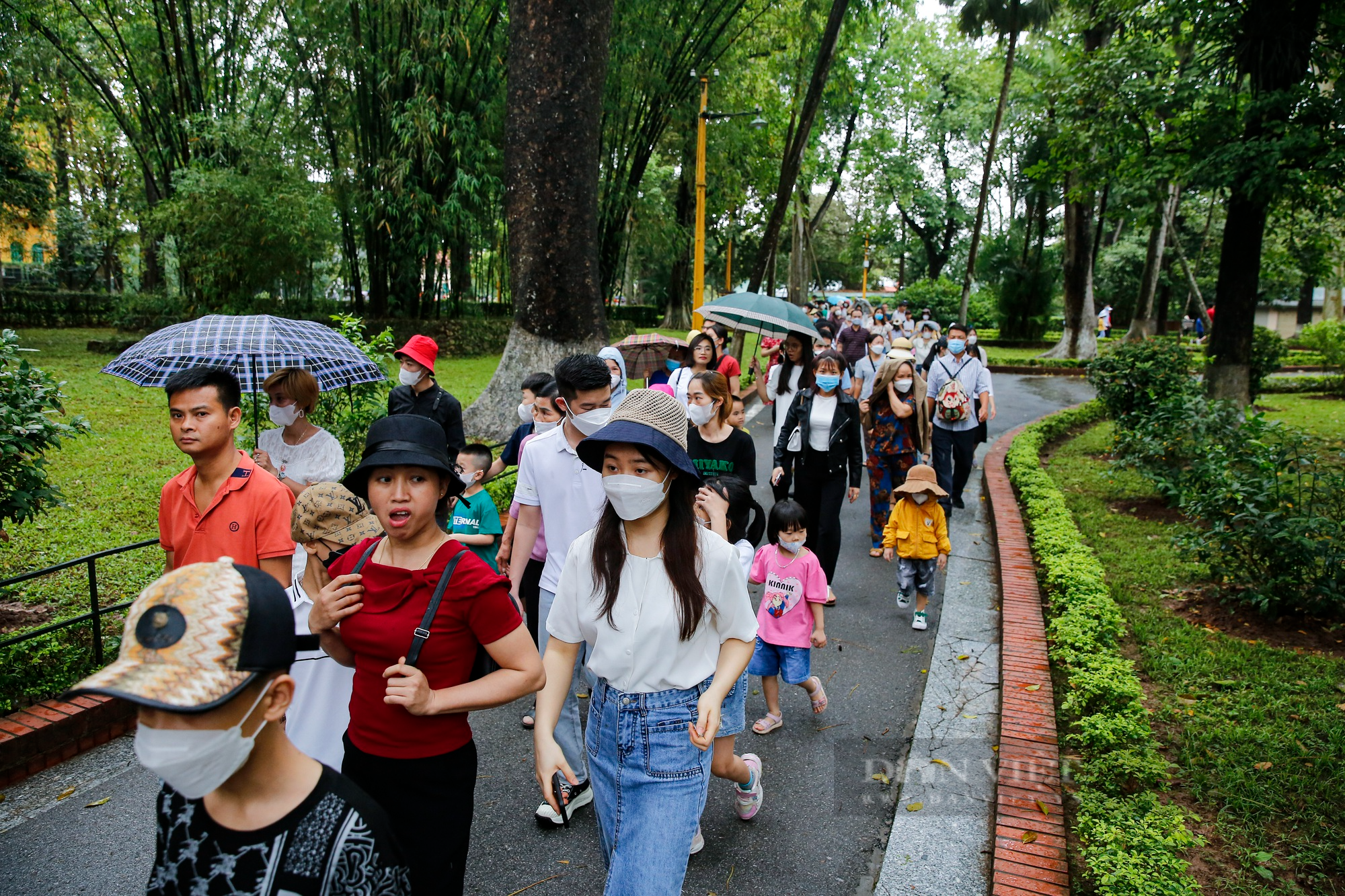 Hàng nghìn người xếp hàng dưới mưa vào Lăng viếng Bác ngày Giỗ Tổ Hùng Vương - Ảnh 4.