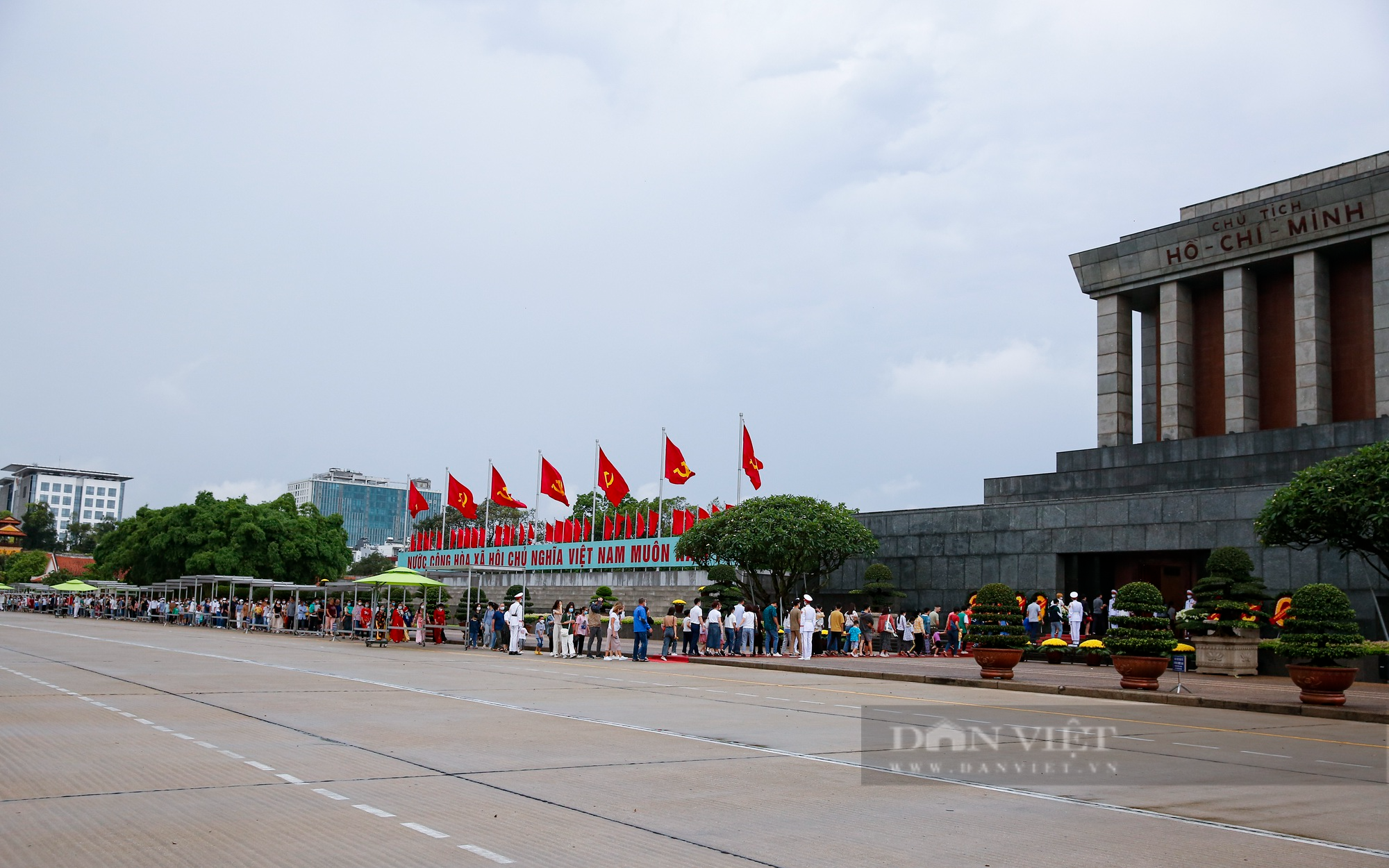 Hàng nghìn người xếp hàng dưới mưa vào Lăng viếng Bác ngày Giỗ Tổ Hùng Vương - Ảnh 5.