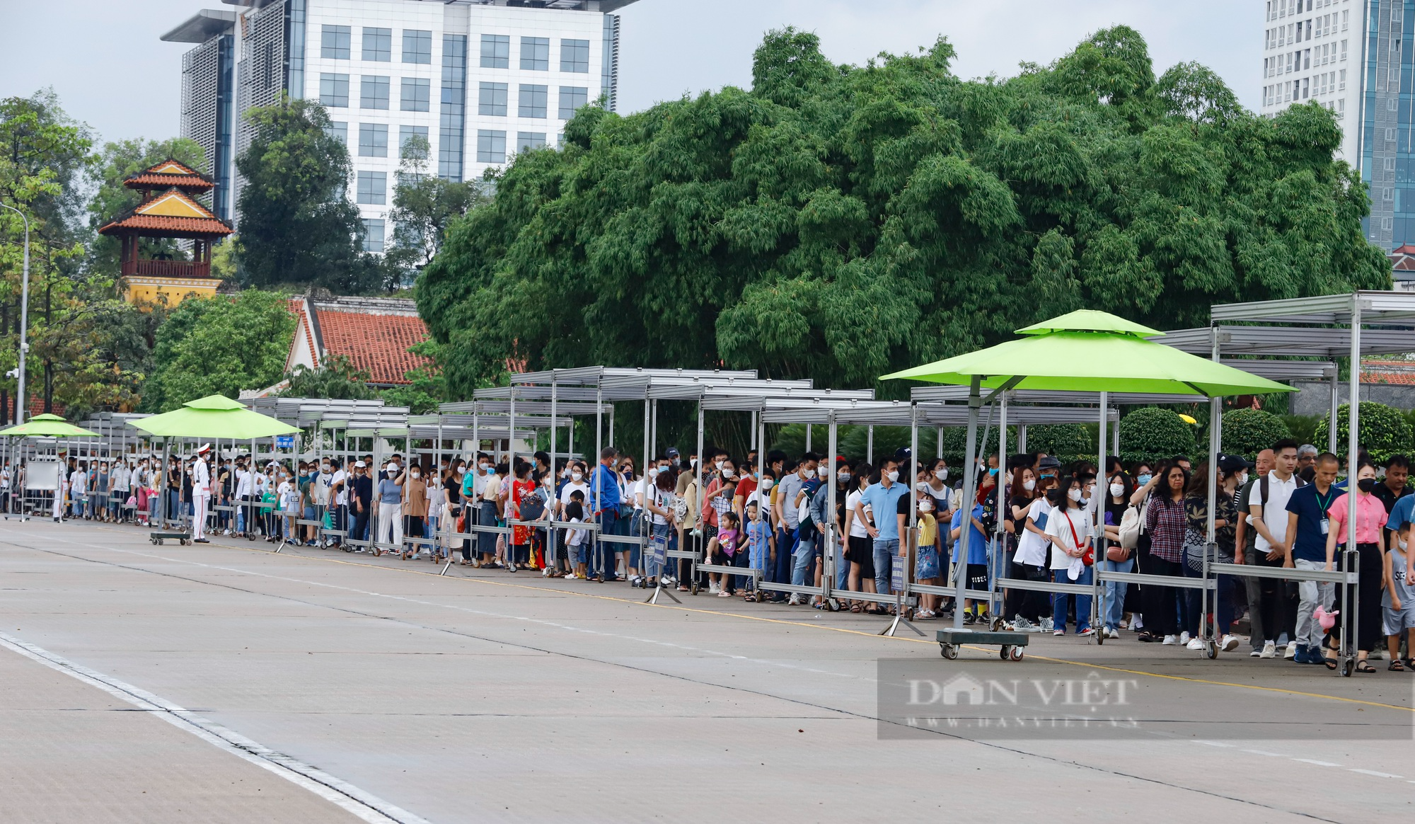 Hàng nghìn người xếp hàng dưới mưa vào Lăng viếng Bác ngày Giỗ Tổ Hùng Vương - Ảnh 6.