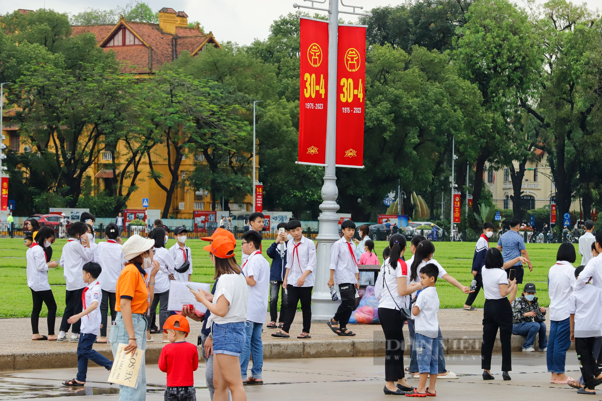 Hàng nghìn người xếp hàng dưới mưa vào Lăng viếng Bác ngày Giỗ Tổ Hùng Vương - Ảnh 9.