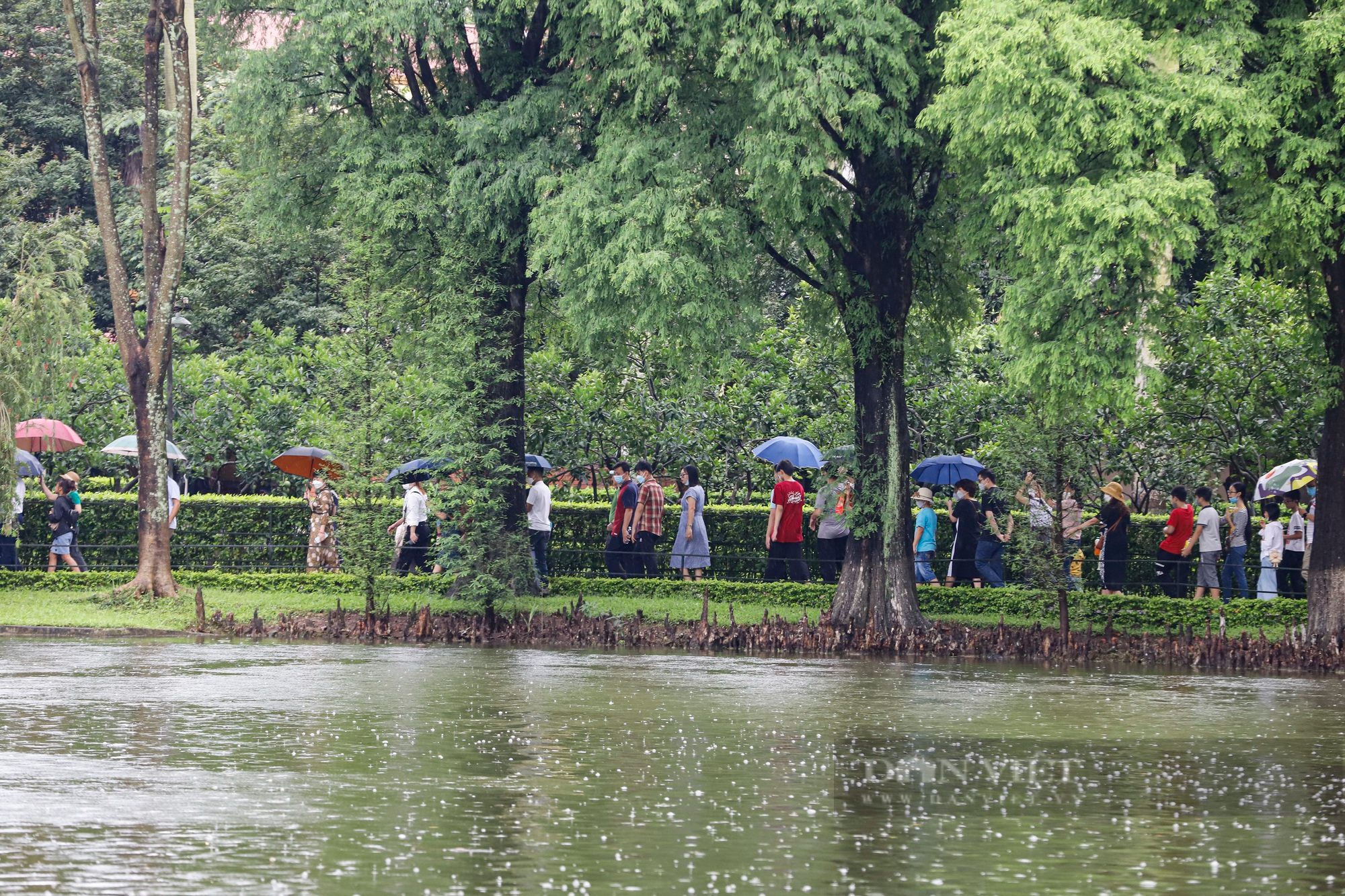 Hàng nghìn người xếp hàng dưới mưa vào Lăng viếng Bác ngày Giỗ Tổ Hùng Vương - Ảnh 13.