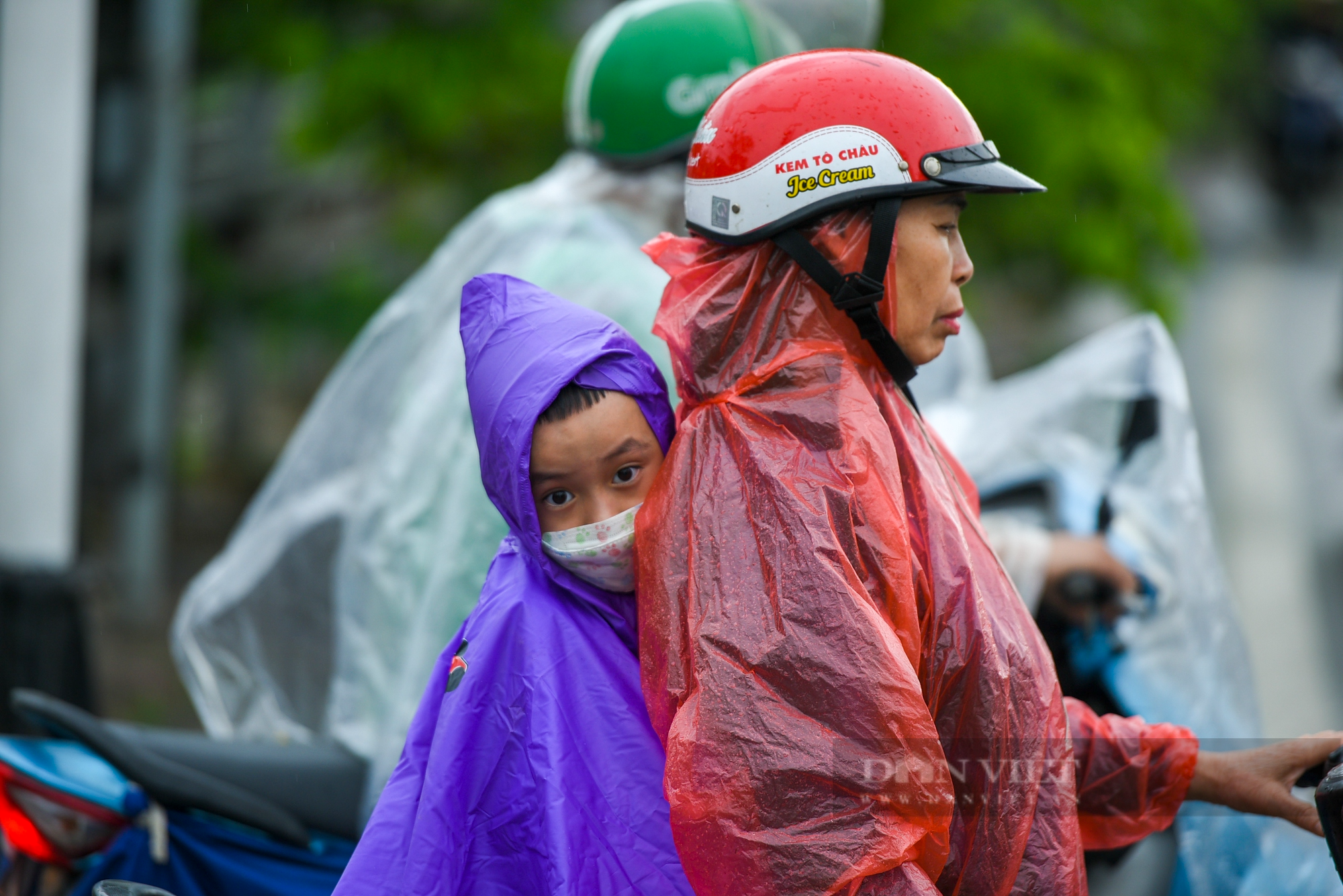 Người dân đội mưa, chật vật rời Thủ đô về quê nghỉ lễ 30/4 - 1/5 - Ảnh 7.