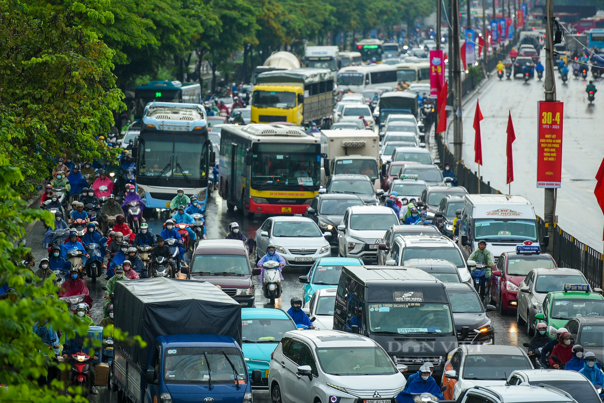 Người dân đội mưa, chật vật rời Thủ đô về quê nghỉ lễ 30/4 - 1/5 - Ảnh 10.