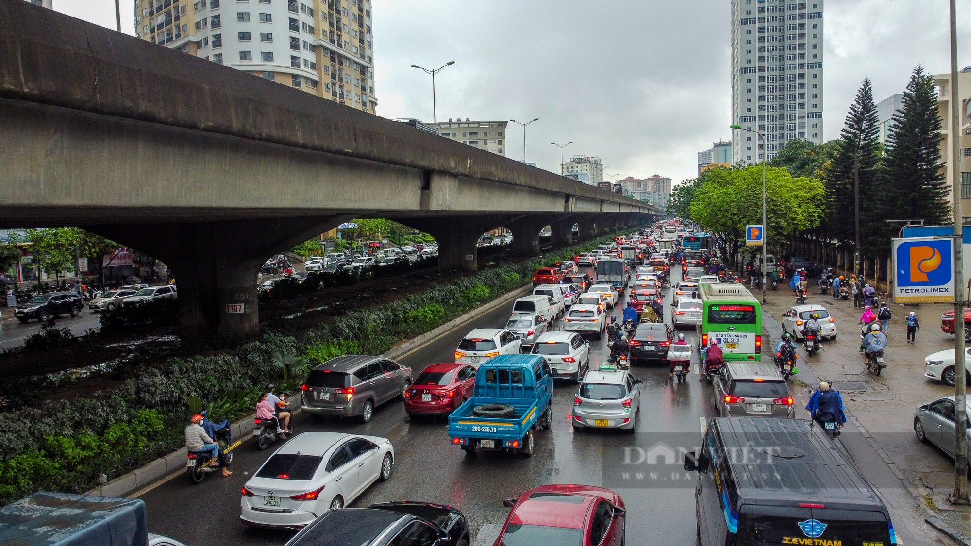 Người dân đội mưa, chật vật rời Thủ đô về quê nghỉ lễ 30/4 - 1/5 - Ảnh 12.