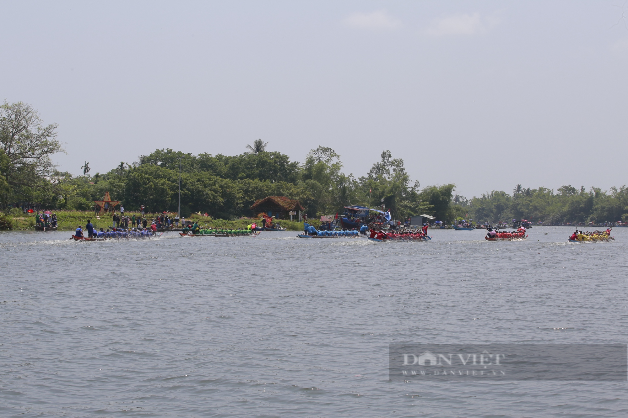 Quảng Nam: Hình ảnh gay cấn ở giải đua thuyền mùa hoa sưa Tam Kỳ - Ảnh 3.