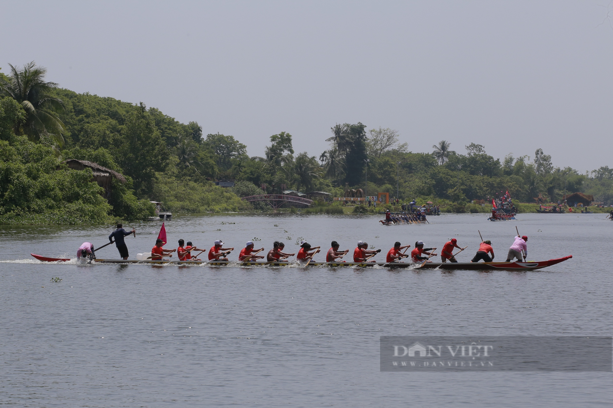 Quảng Nam: Hình ảnh gay cấn ở giải đua thuyền mùa hoa sưa Tam Kỳ - Ảnh 10.