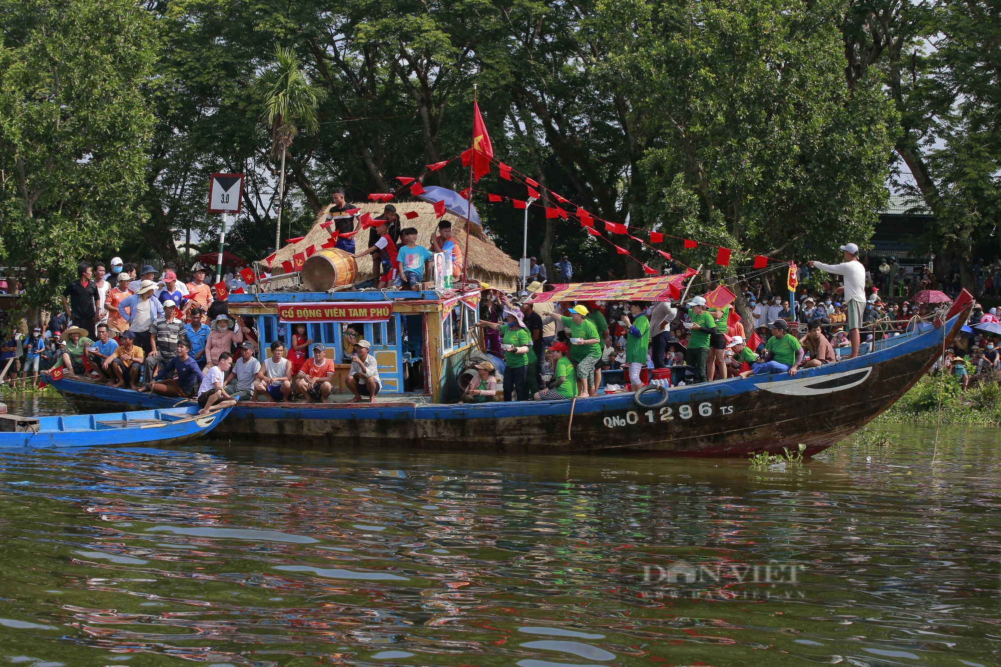Quảng Nam: Hình ảnh gay cấn ở giải đua thuyền mùa hoa sưa Tam Kỳ - Ảnh 11.