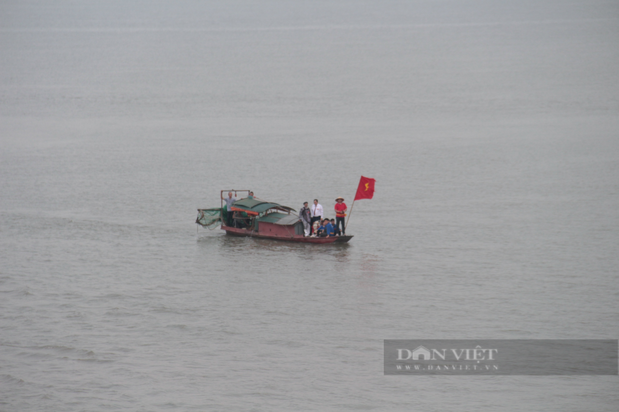 Độc đáo tục đi thuyền ra giữa sông Hồng lấy nước ở làng ngoại thành Hà Nội - Ảnh 3.