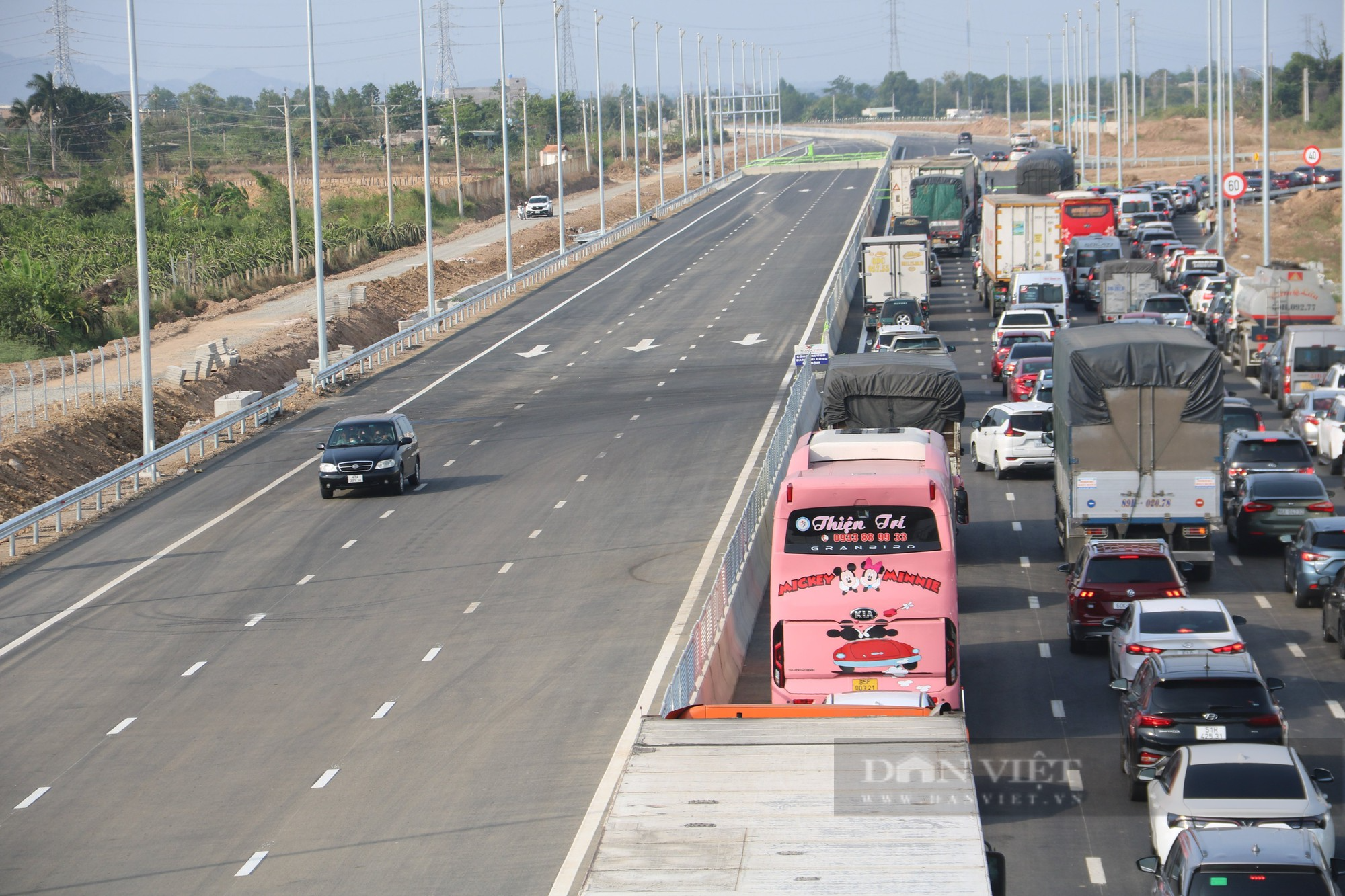Hàng nghìn ô tô vào cao tốc Phan Thiết – Dầu Giây, CSGT và TTGT căng mình điều tiết - Ảnh 1.