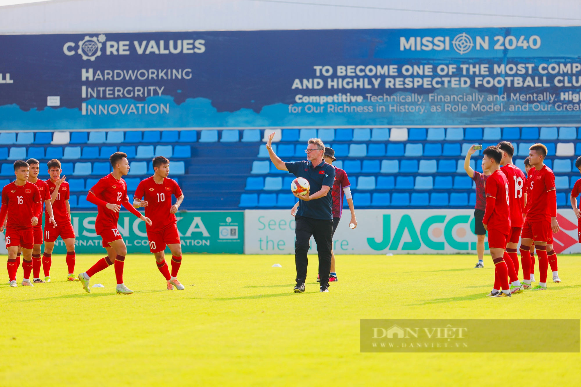 HLV Philippe Troussier đích thân thị phạm cho các học trò trước trận đấu vs U22 Lào - Ảnh 1.