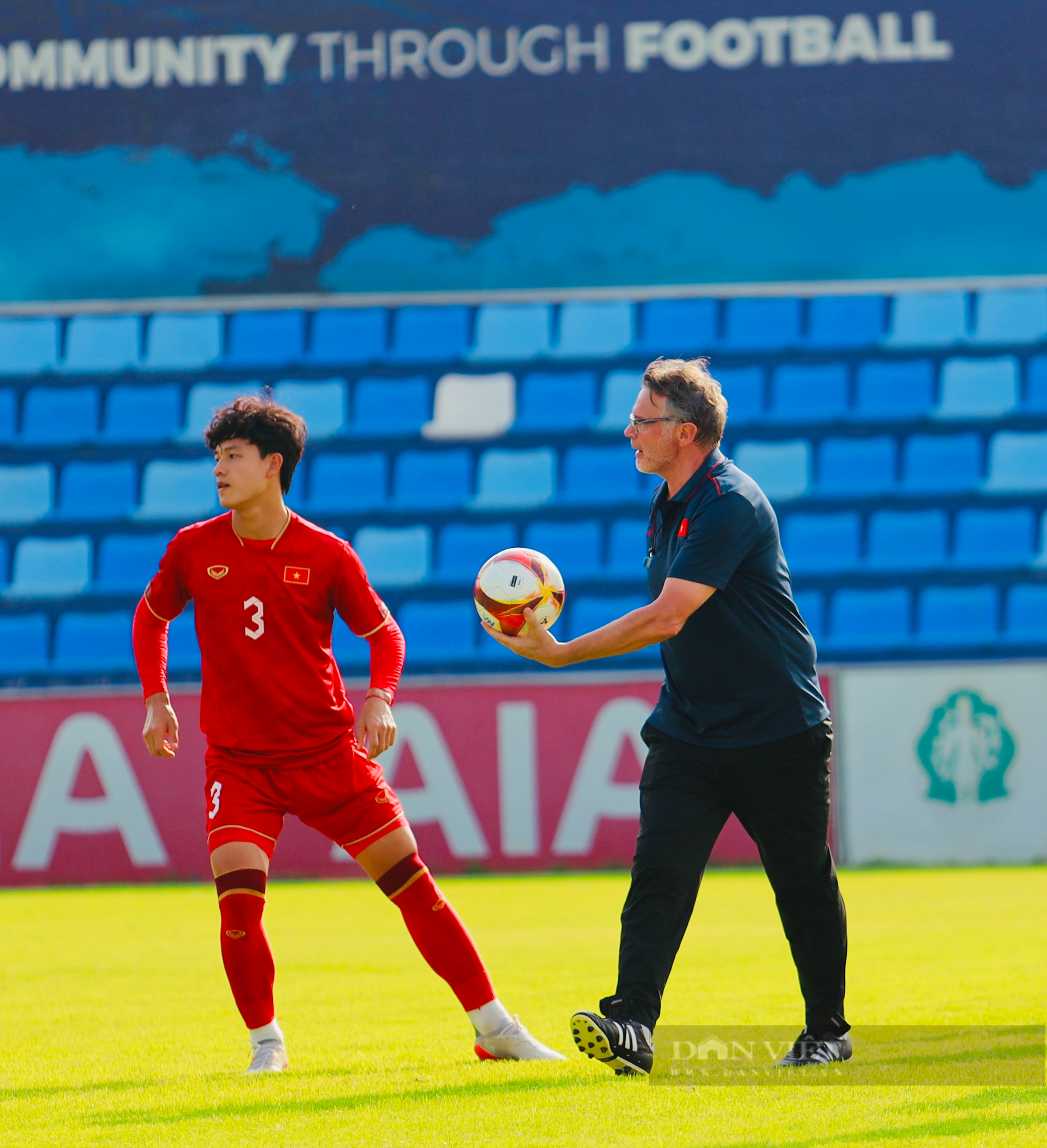 HLV Philippe Troussier đích thân thị phạm cho các học trò trước trận đấu vs U22 Lào - Ảnh 2.