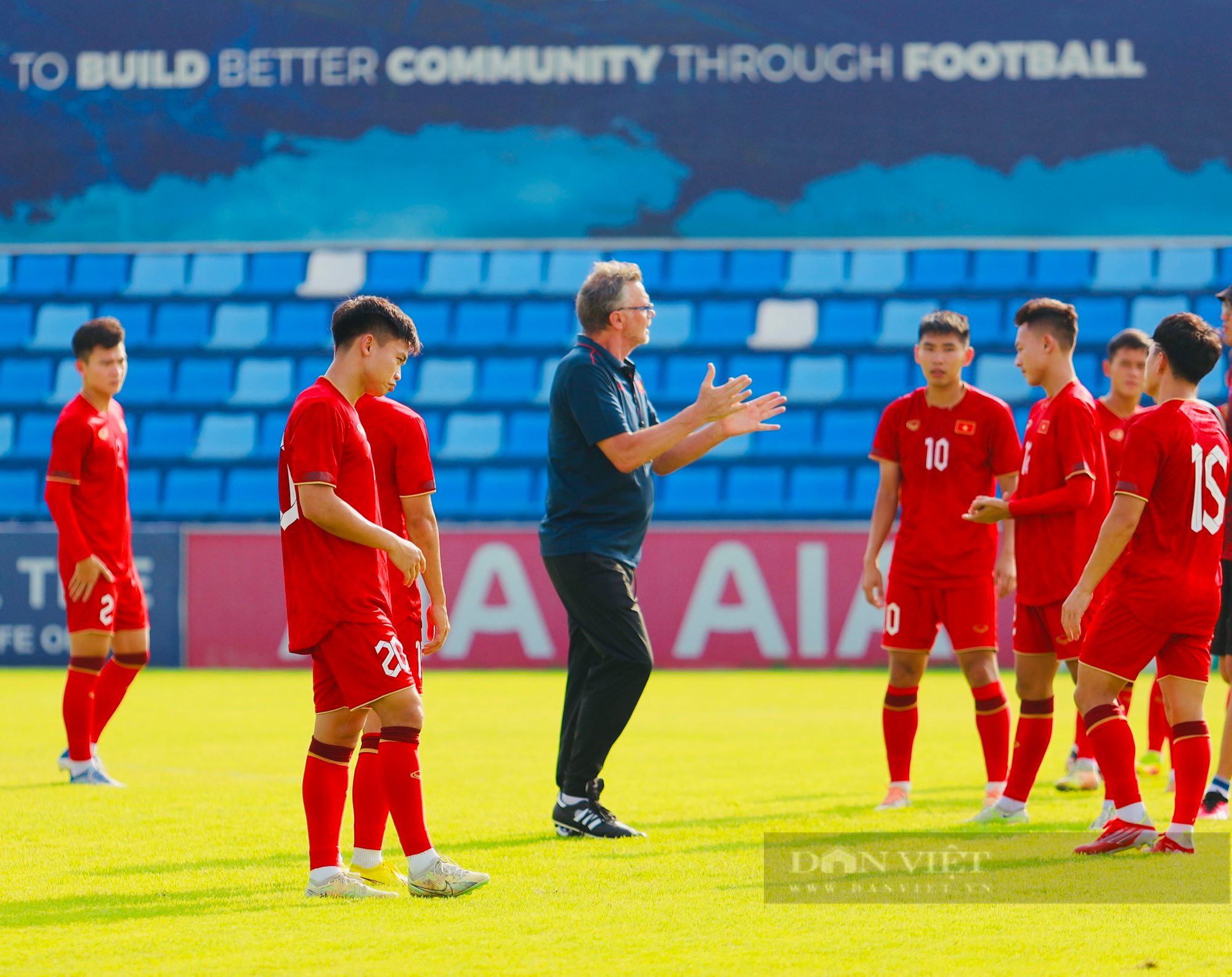 HLV Philippe Troussier đích thân thị phạm cho các học trò trước trận đấu vs U22 Lào - Ảnh 4.