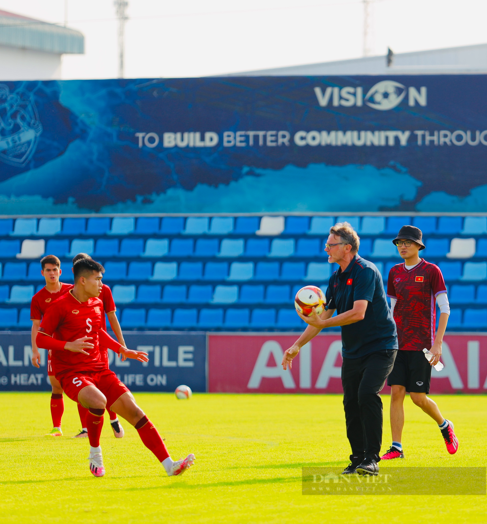 HLV Philippe Troussier đích thân thị phạm cho các học trò trước trận đấu vs U22 Lào - Ảnh 6.