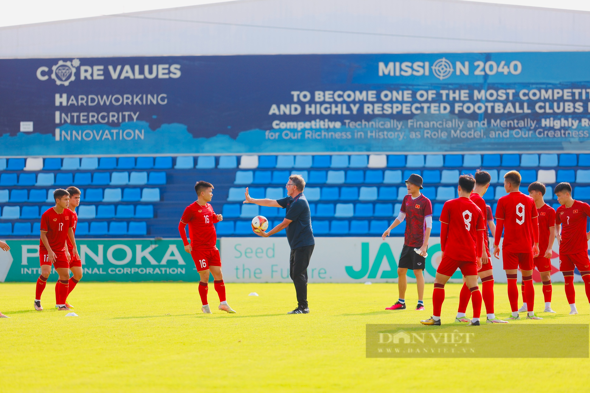 HLV Philippe Troussier đích thân thị phạm cho các học trò trước trận đấu vs U22 Lào - Ảnh 13.