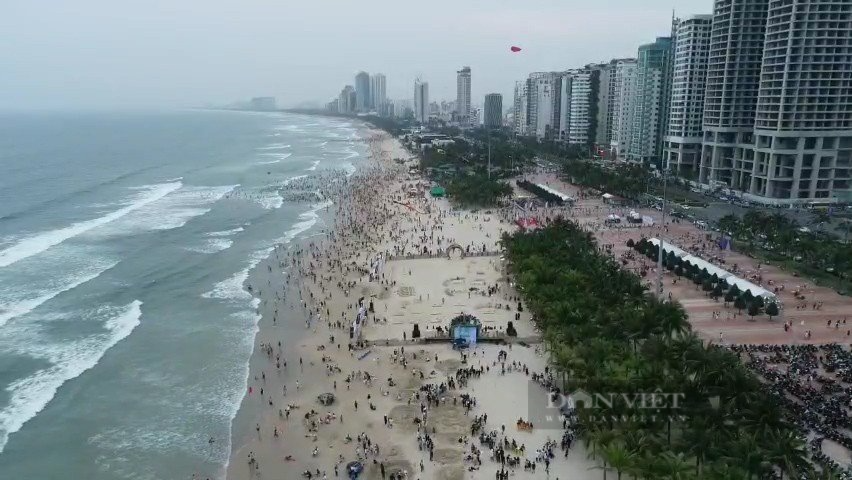 Đà Nẵng: Bãi biển, khu du lịch đông kín khách ngày đầu kỳ nghỉ lễ - Ảnh 1.