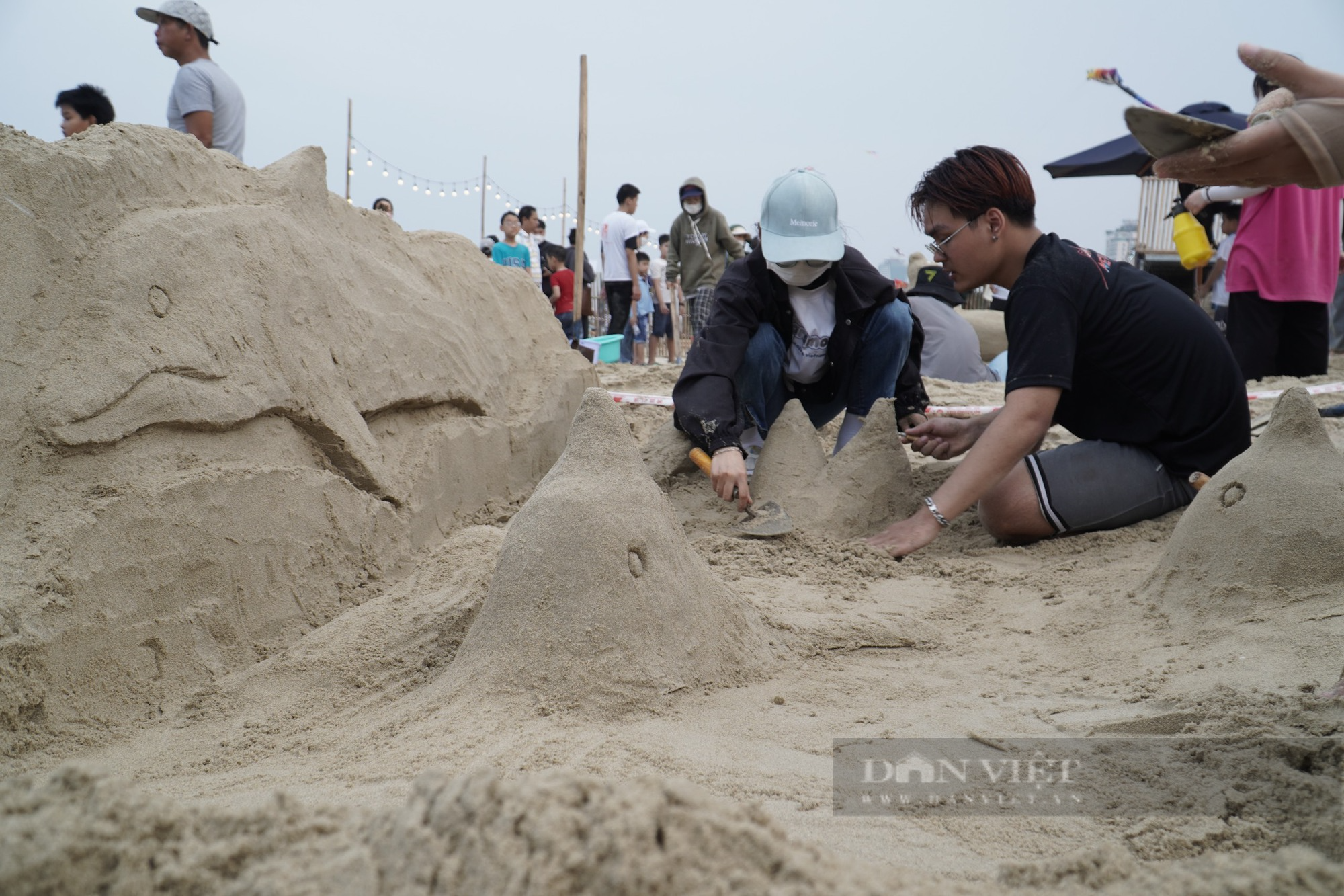 Đà Nẵng: Bãi biển, khu du lịch đông kín khách ngày đầu kỳ nghỉ lễ - Ảnh 3.
