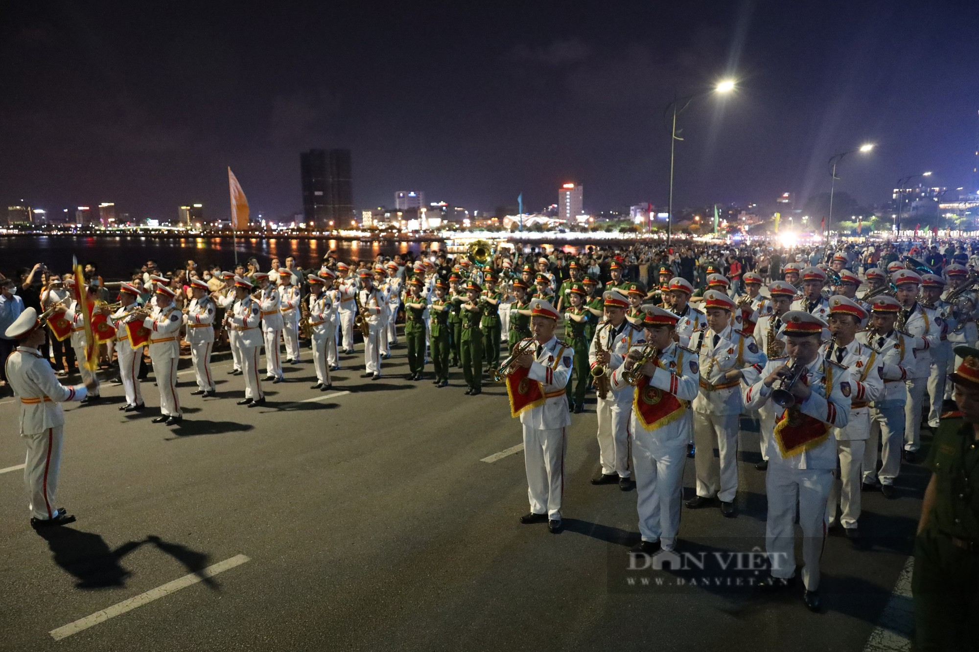 Lần đầu tiên Đoàn Nghi lễ Công an nhân dân biểu diễn trên đường phố Đà Nẵng - Ảnh 1.