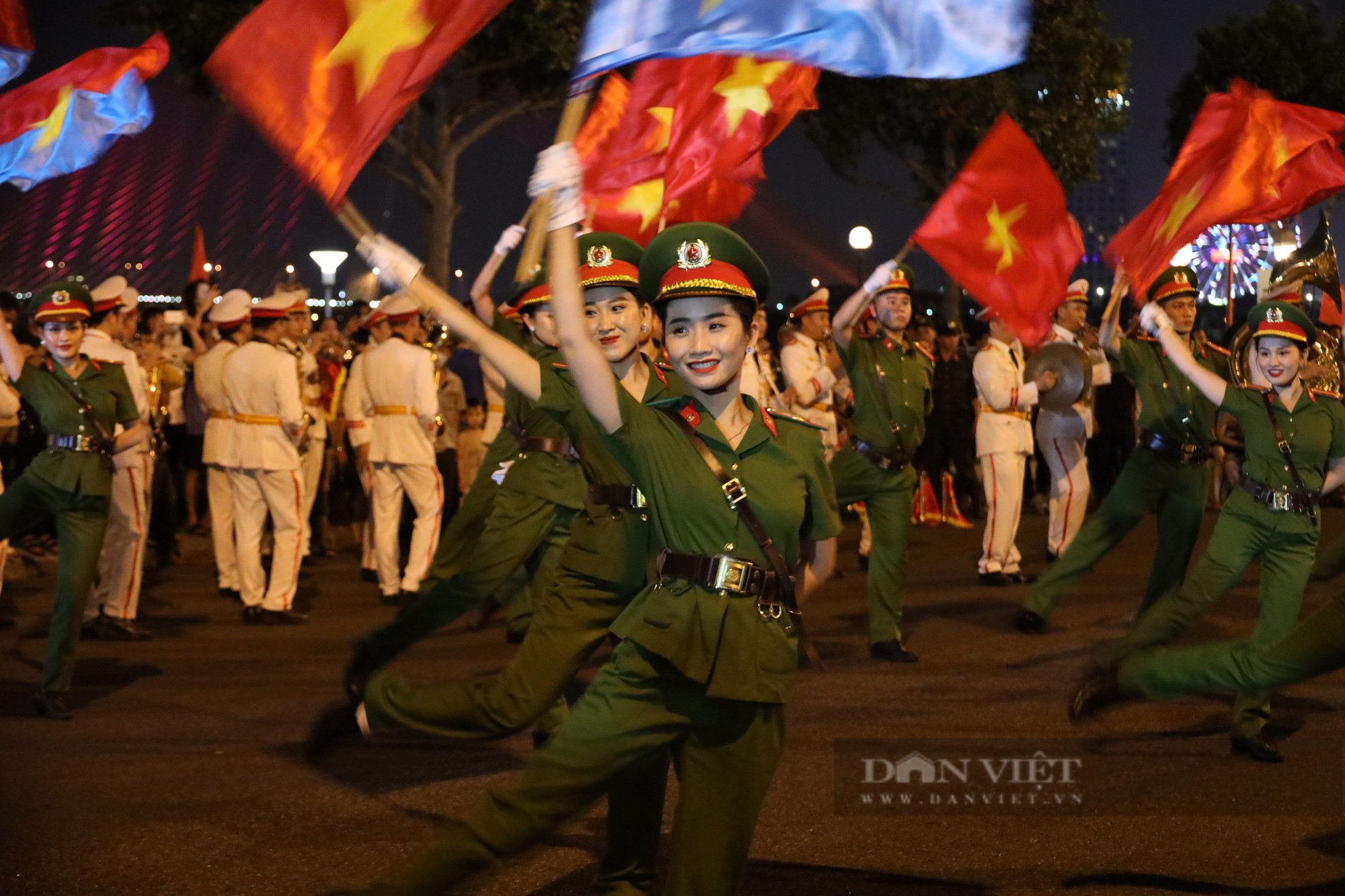 Lần đầu tiên Đoàn Nghi lễ Công an nhân dân biểu diễn trên đường phố Đà Nẵng - Ảnh 4.