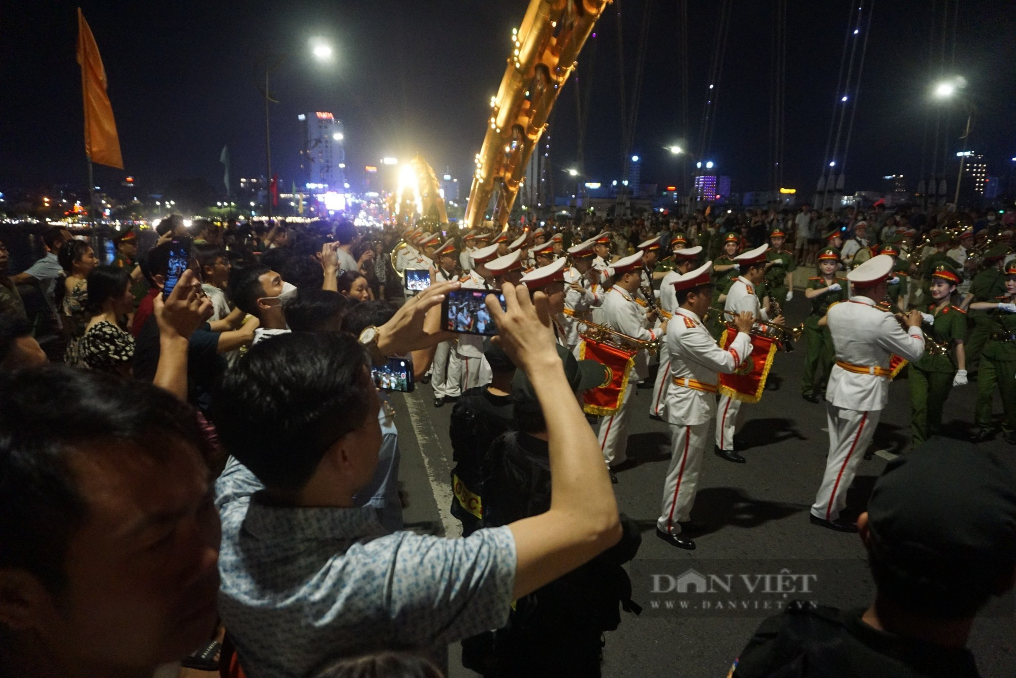 Lần đầu tiên Đoàn Nghi lễ Công an nhân dân biểu diễn trên đường phố Đà Nẵng - Ảnh 6.