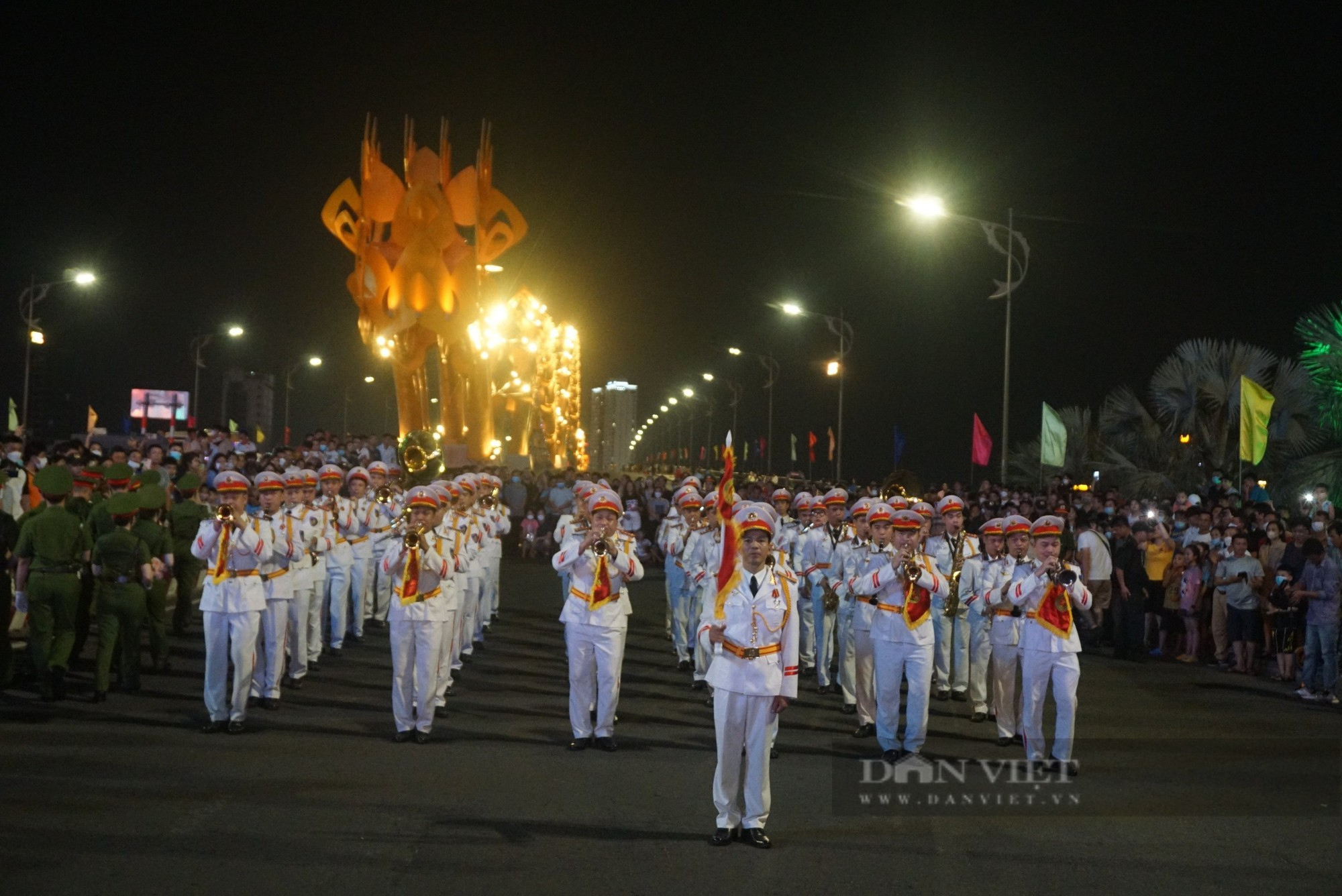 Lần đầu tiên Đoàn Nghi lễ Công an nhân dân biểu diễn trên đường phố Đà Nẵng - Ảnh 7.