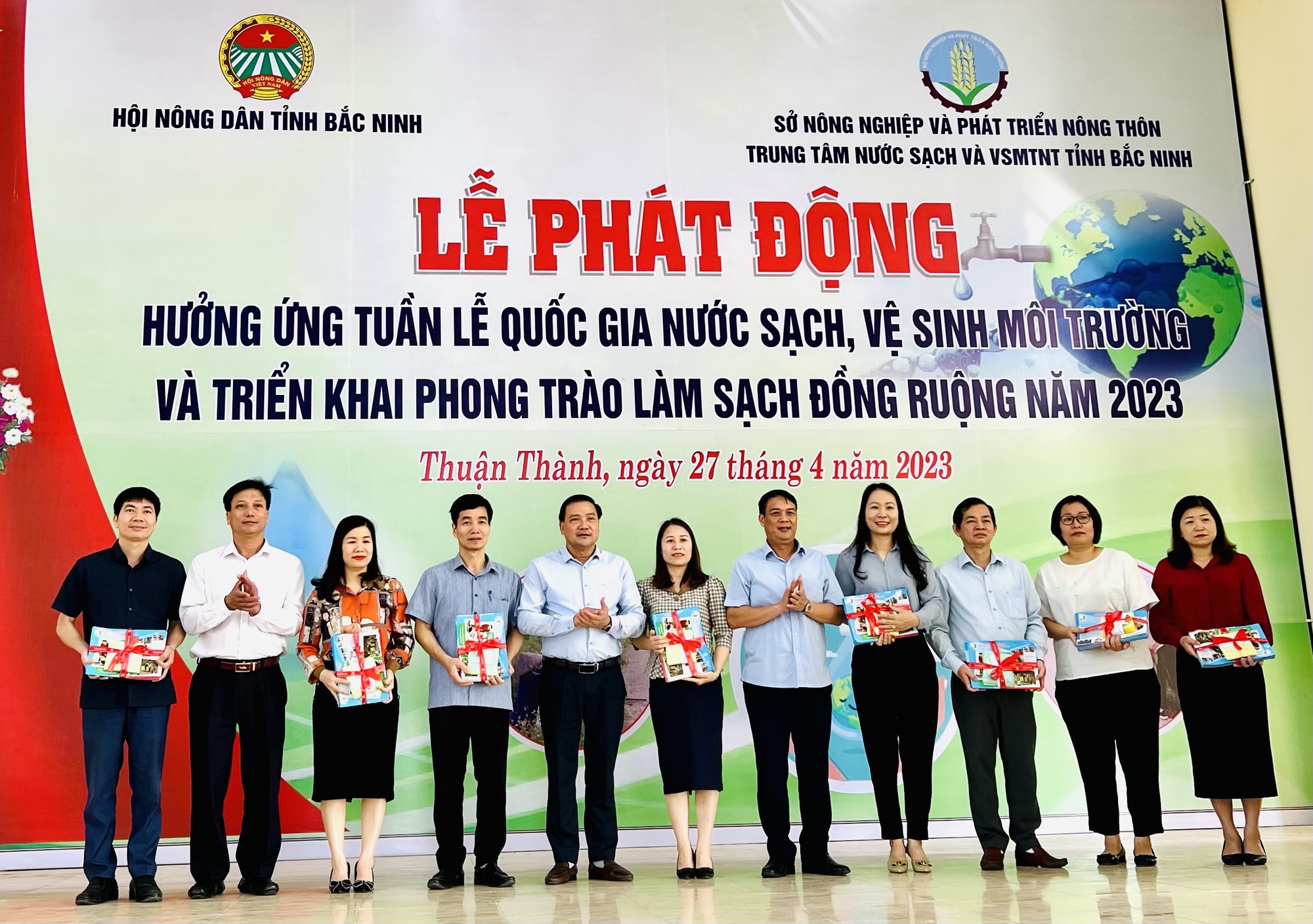  Nông dân Bắc Ninh ra quân hưởng ứng tuần lễ nước sạch VSMT, phát động phong trào “Làm sạch đồng ruộng”   - Ảnh 4.