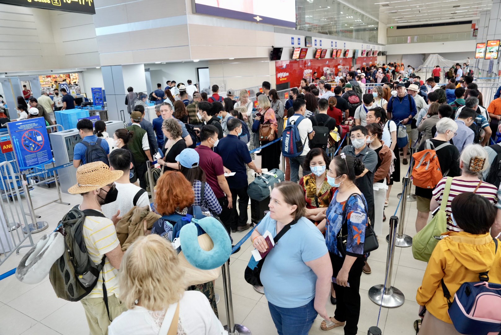 Nghỉ lễ 30/4 - 1/5, hành khách quốc tế tới sân bay Nội Bài tăng 299% - Ảnh 2.