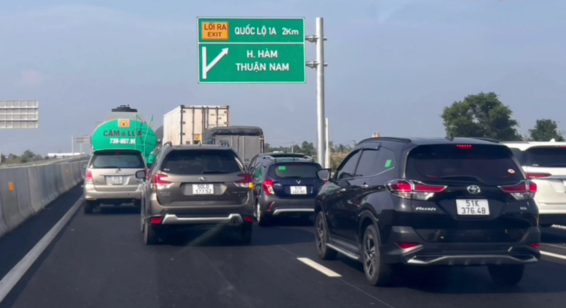 Hàng nghìn ô tô vào cao tốc Phan Thiết – Dầu Giây, CSGT và TTGT căng mình điều tiết - Ảnh 5.