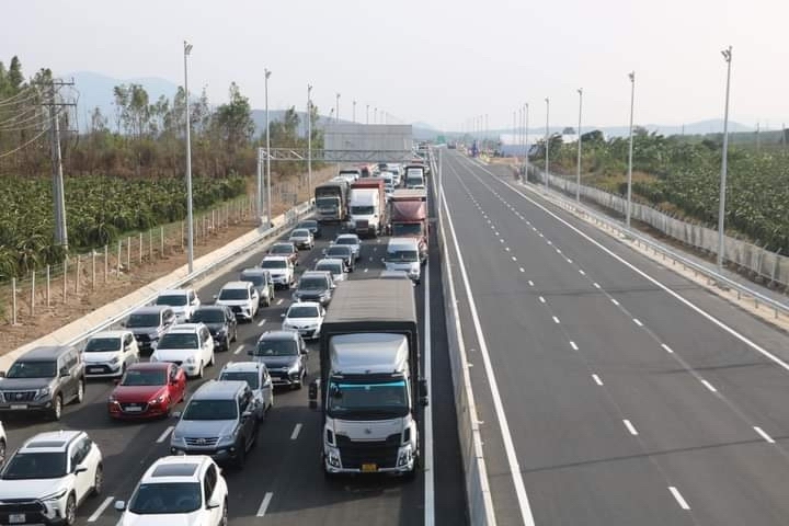 Hàng nghìn ô tô vào cao tốc Phan Thiết – Dầu Giây, CSGT và TTGT căng mình điều tiết - Ảnh 7.