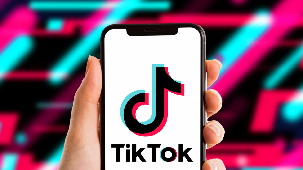 Kể từ lần phát hành đầu tiên vào năm 2016, mức độ phổ biến toàn cầu của TikTok đã tăng lên đáng kể, với hơn 2 tỷ lượt tải xuống trên thiết bị di động trên toàn thế giới tính đến tháng 10/2020, ước tính có khoảng 1 tỷ người dùng hoạt động hàng tháng trên toàn cầu tính đến tháng 9/2021.
