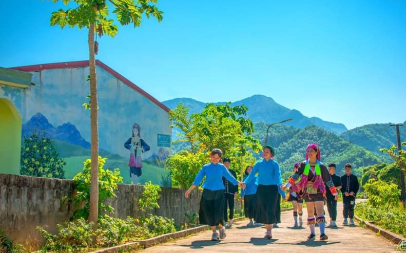 Làng họ Đặng ở Quảng Ninh với đường hoa nông thôn mới, tường nhà vẽ tranh bích họa đẹp như phim 