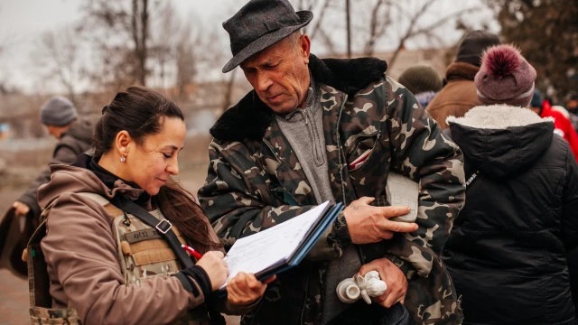 Những 'bóng hồng' Ukraine vượt làn đạn đưa cứu trợ tới các làng tiền tuyến nguy hiểm nhất ở Ukraine - Ảnh 1.