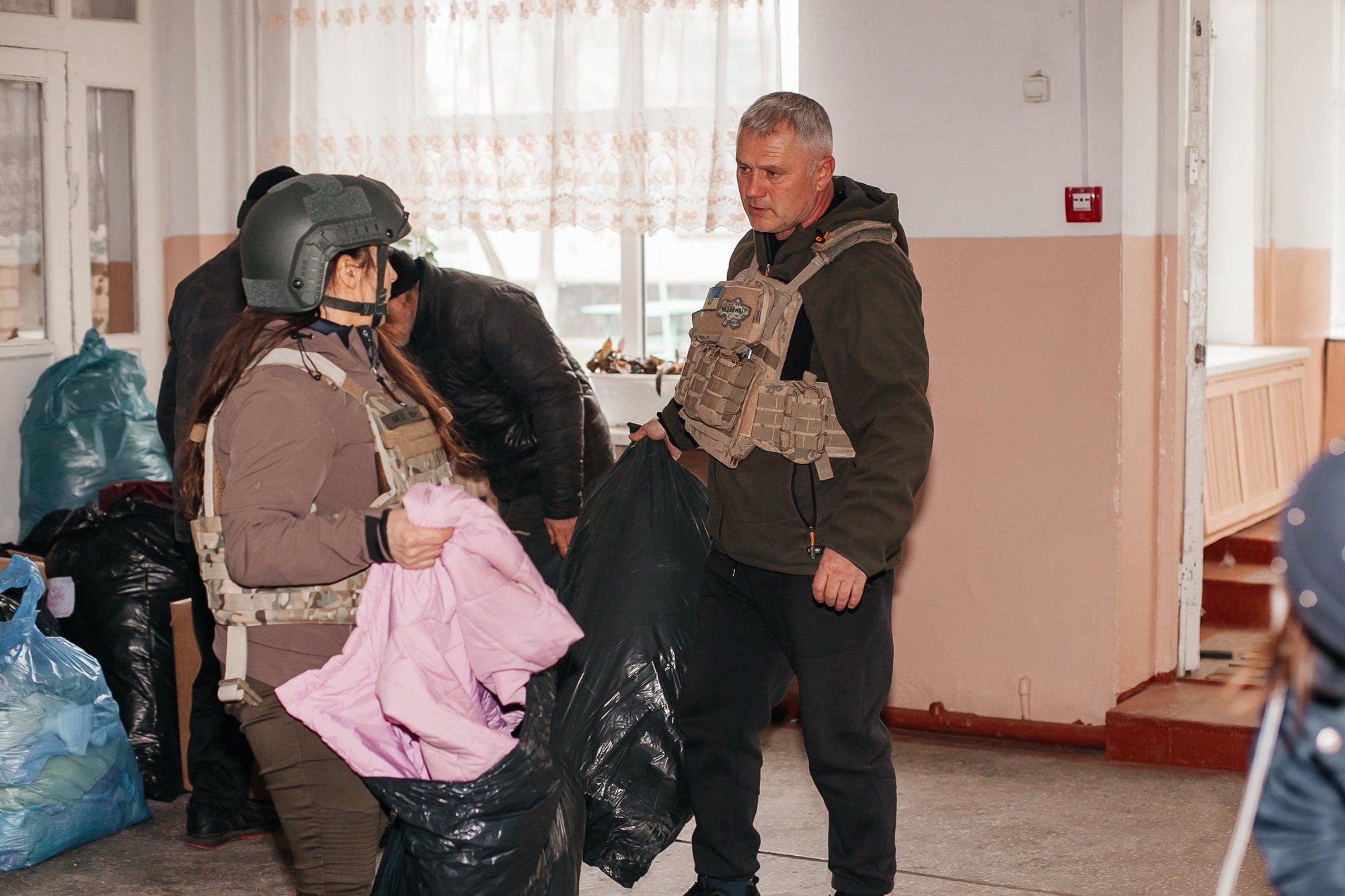 Những 'bóng hồng' Ukraine vượt làn đạn đưa cứu trợ tới các làng tiền tuyến nguy hiểm nhất ở Ukraine - Ảnh 3.