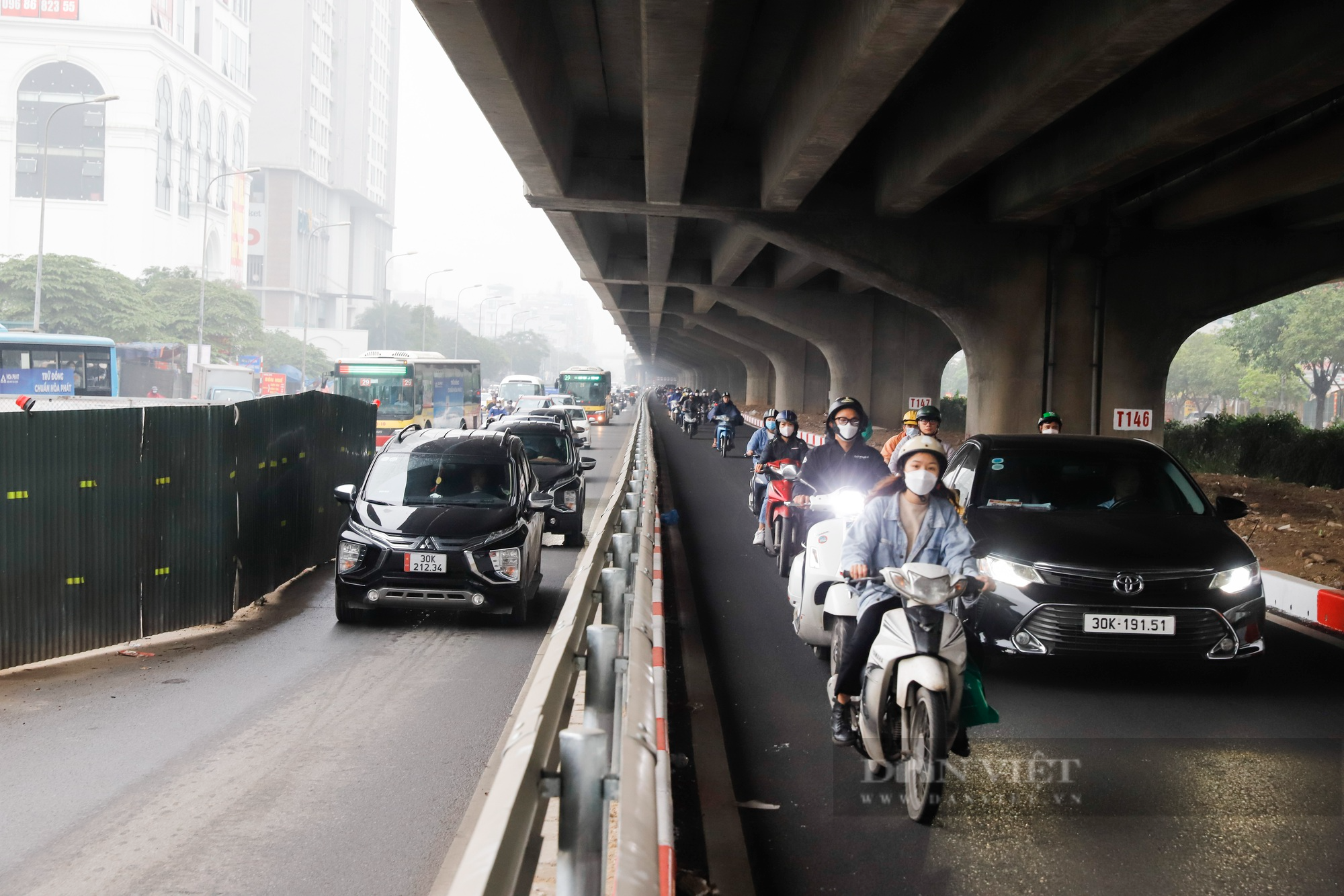 Hàng đoàn xe máy ùn ùn đi ngược chiều tại đoạn đường mới mở tại Hà Nội - Ảnh 1.
