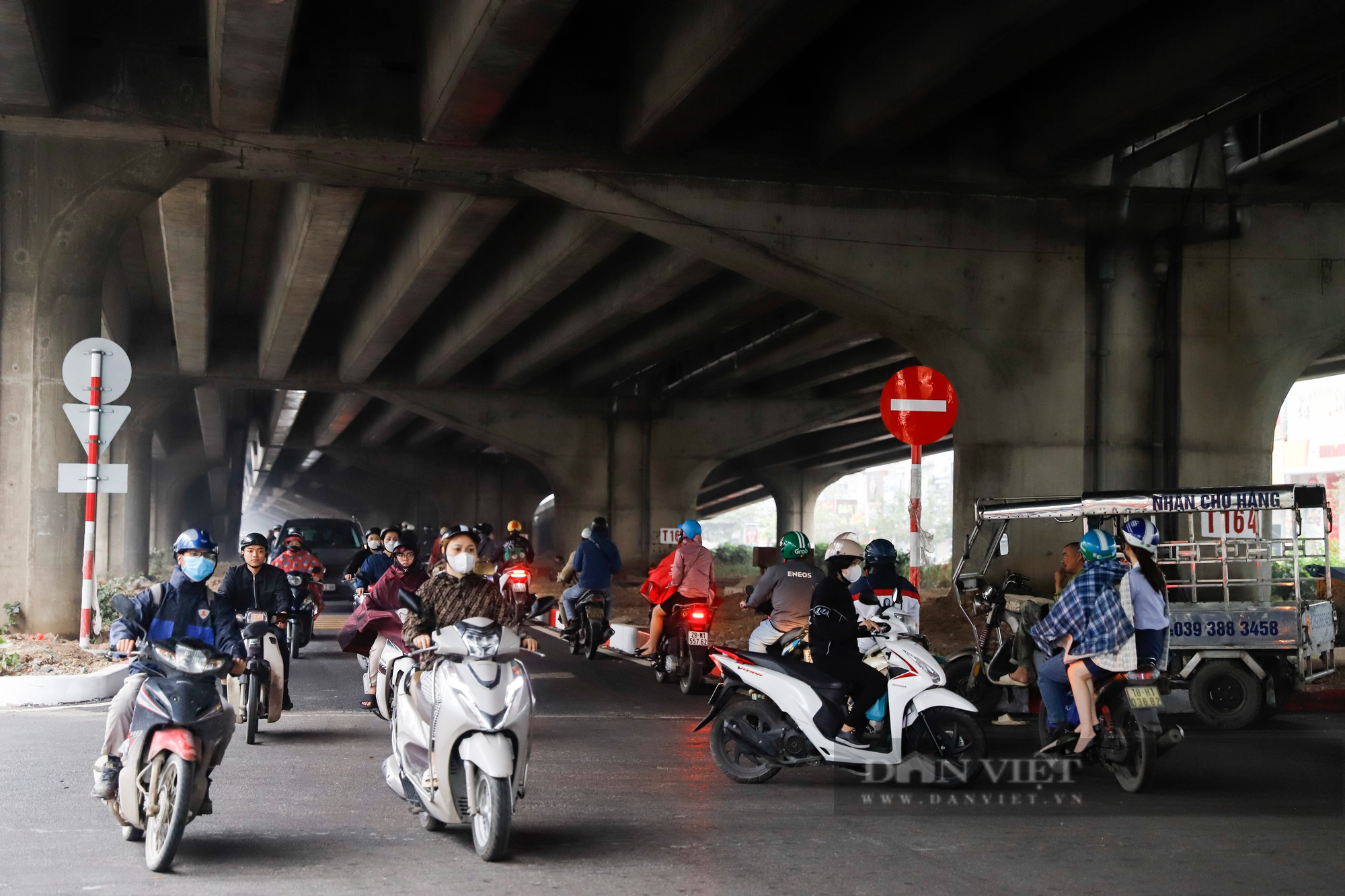 Hàng đoàn xe máy ùn ùn đi ngược chiều tại đoạn đường mới mở tại Hà Nội - Ảnh 2.