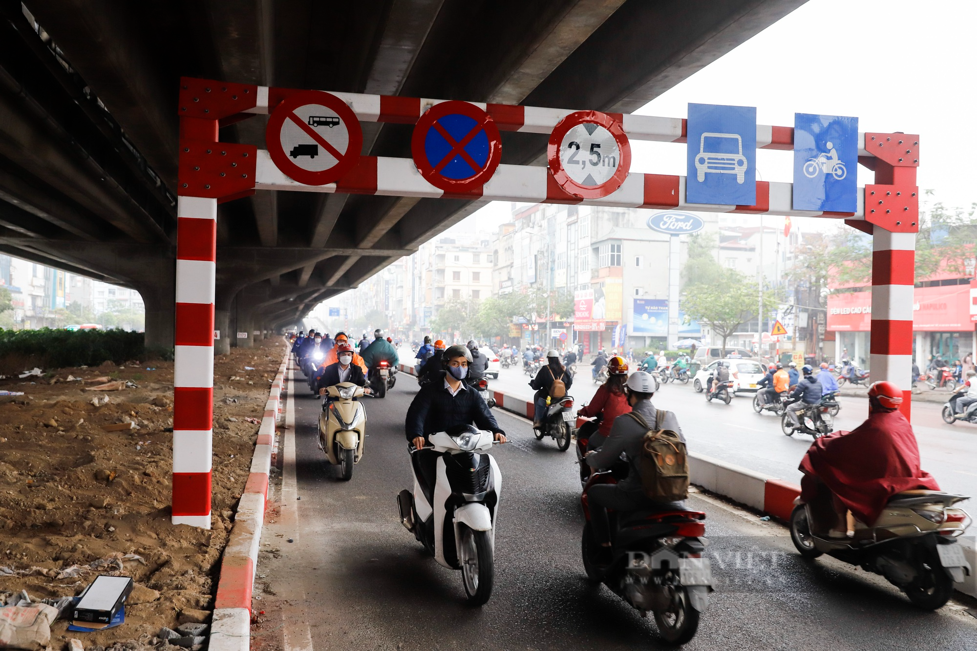 Hàng đoàn xe máy ùn ùn đi ngược chiều tại đoạn đường mới mở tại Hà Nội - Ảnh 3.