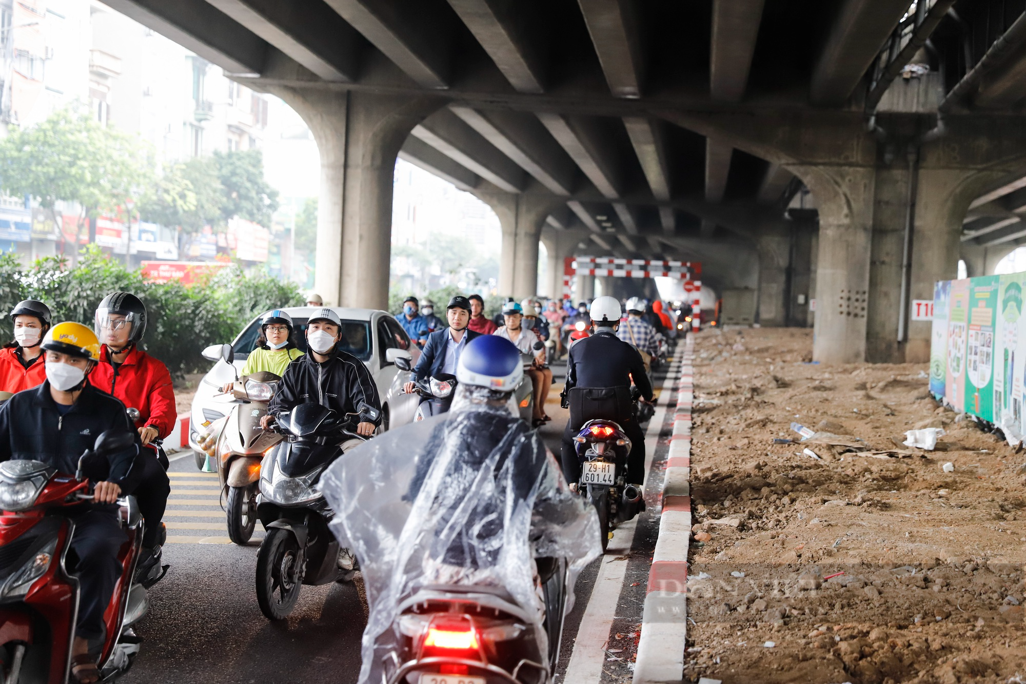 Hàng đoàn xe máy ùn ùn đi ngược chiều tại đoạn đường mới mở tại Hà Nội - Ảnh 4.
