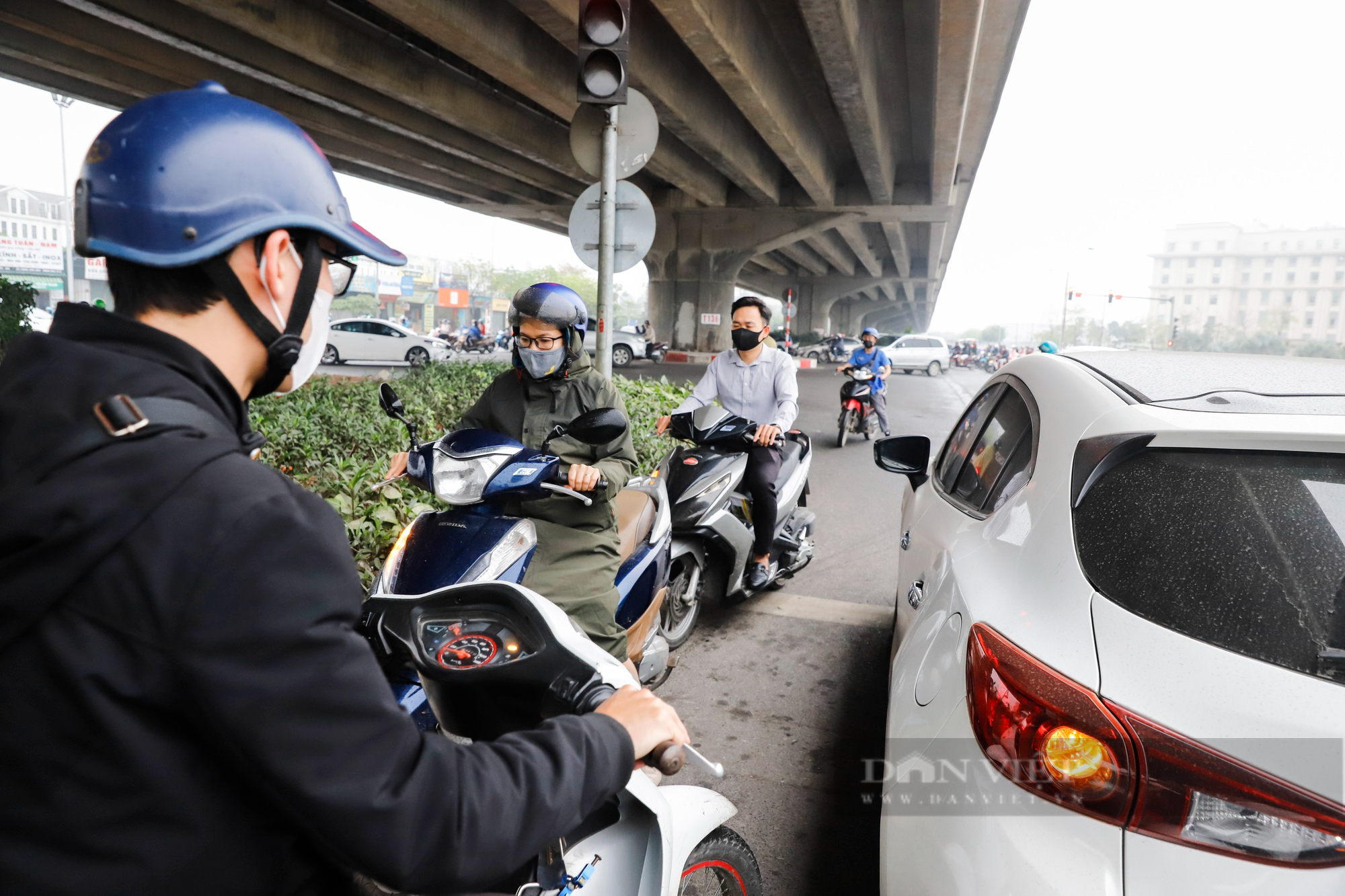 Hàng đoàn xe máy ùn ùn đi ngược chiều tại đoạn đường mới mở tại Hà Nội - Ảnh 5.