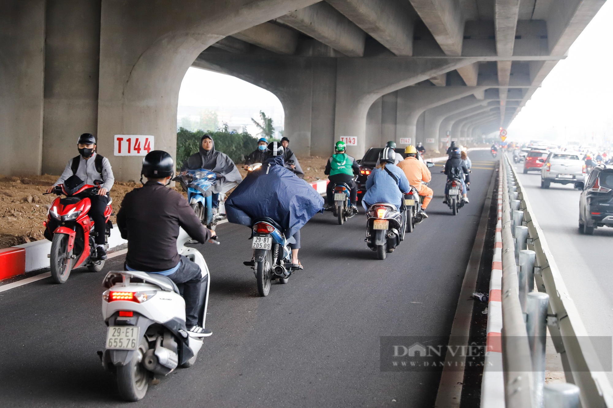 Hàng đoàn xe máy ùn ùn đi ngược chiều tại đoạn đường mới mở tại Hà Nội - Ảnh 6.