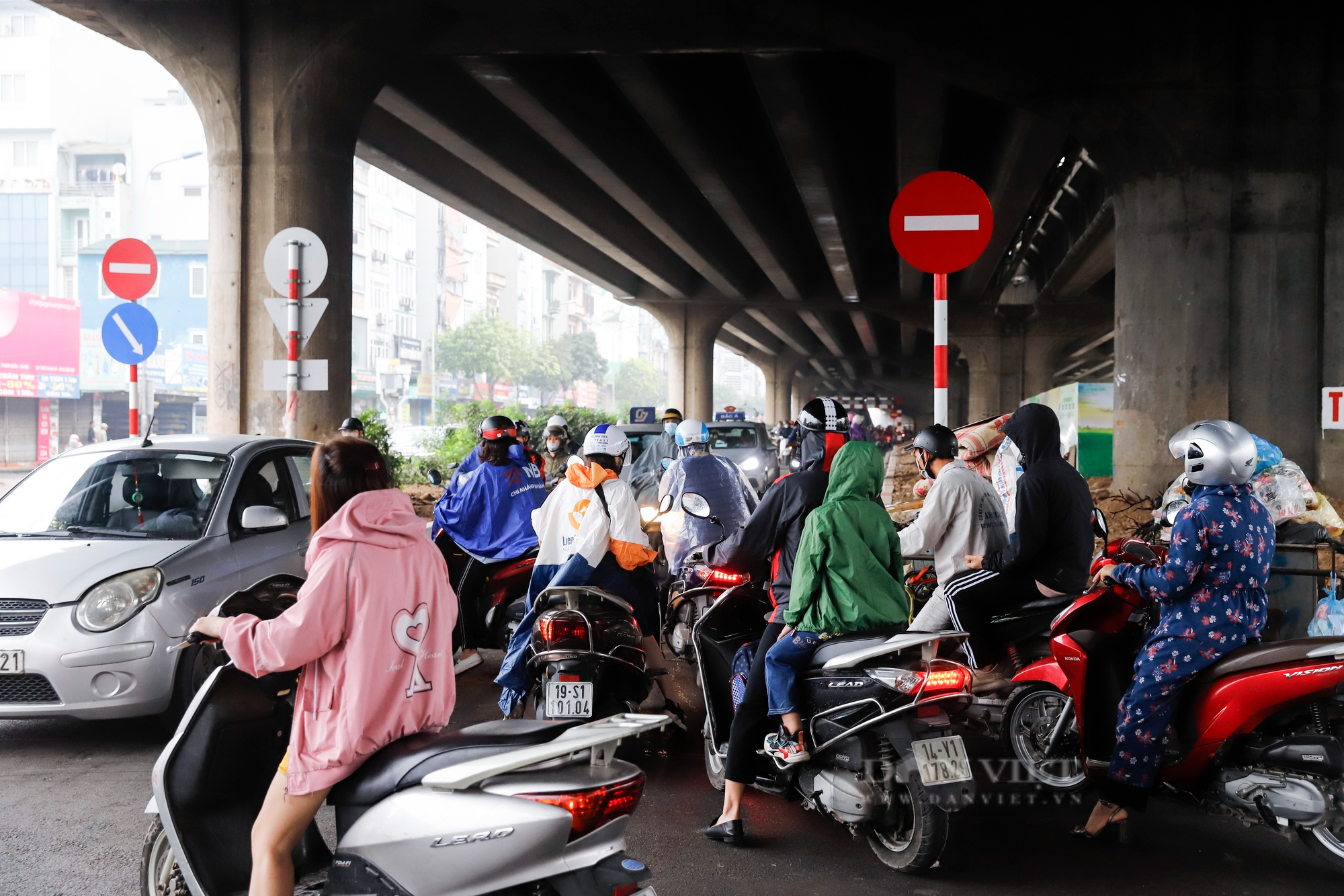Hàng đoàn xe máy ùn ùn đi ngược chiều tại đoạn đường mới mở tại Hà Nội - Ảnh 7.