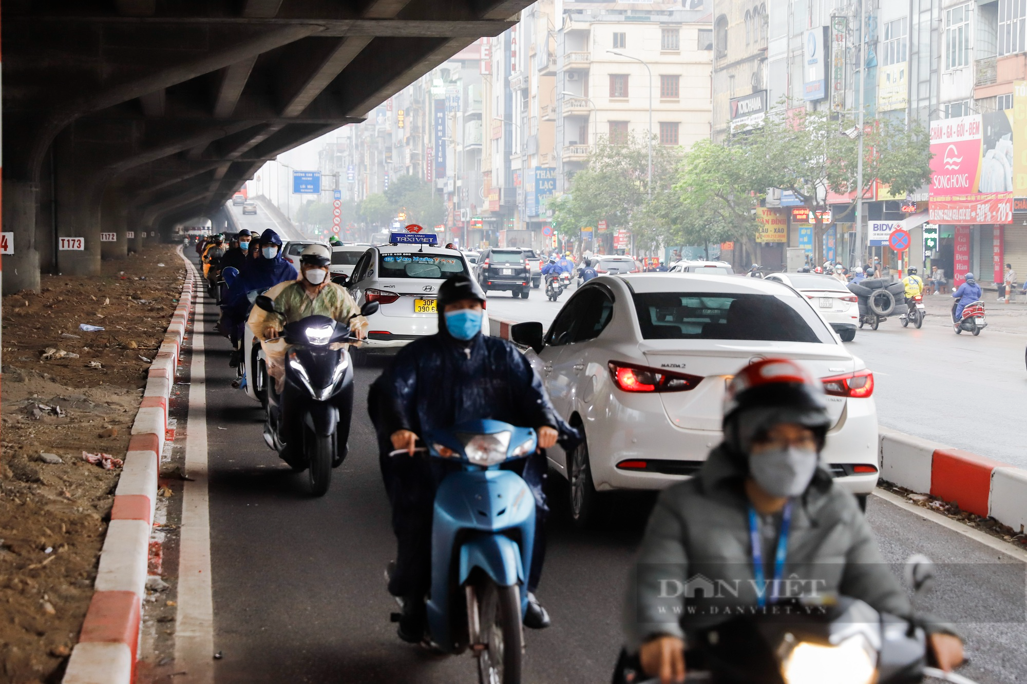 Hàng đoàn xe máy ùn ùn đi ngược chiều tại đoạn đường mới mở tại Hà Nội - Ảnh 8.