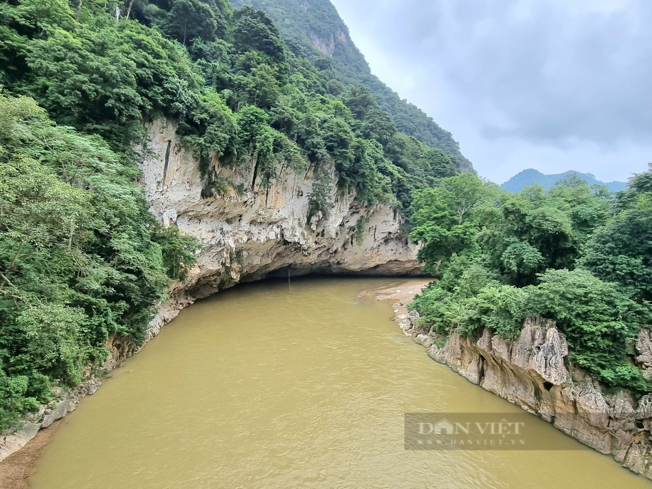 Kỳ bí hang đá chứa hơn 100 cỗ quan tài trên vách núi ở Thanh Hóa - Ảnh 2.