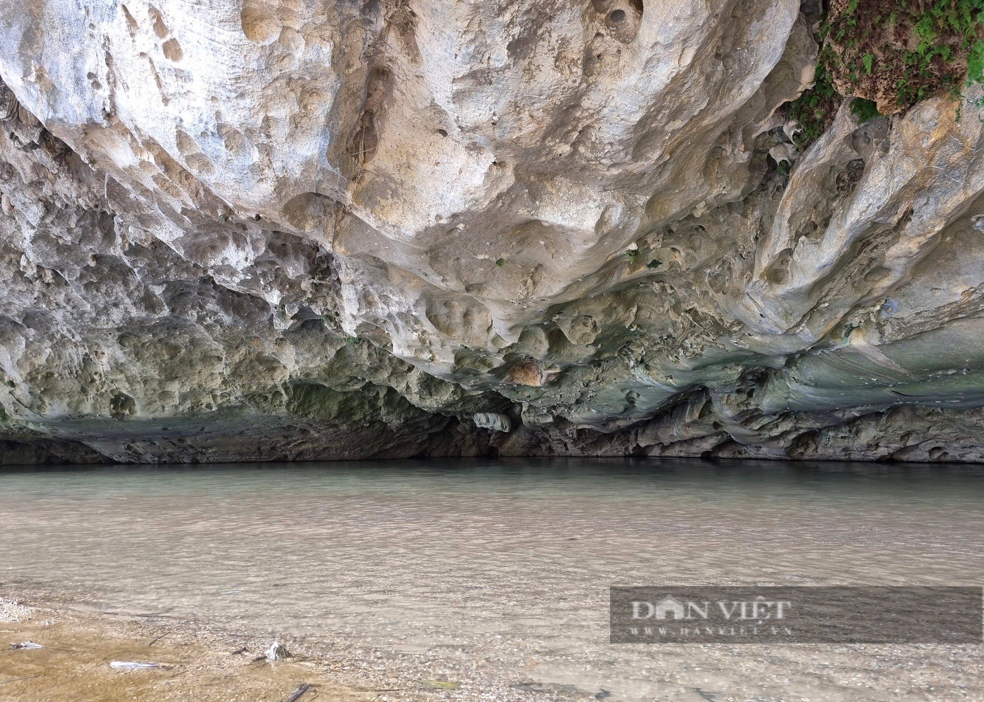 Kỳ bí hang đá chứa hơn 100 cỗ quan tài trên vách núi ở Thanh Hóa - Ảnh 3.