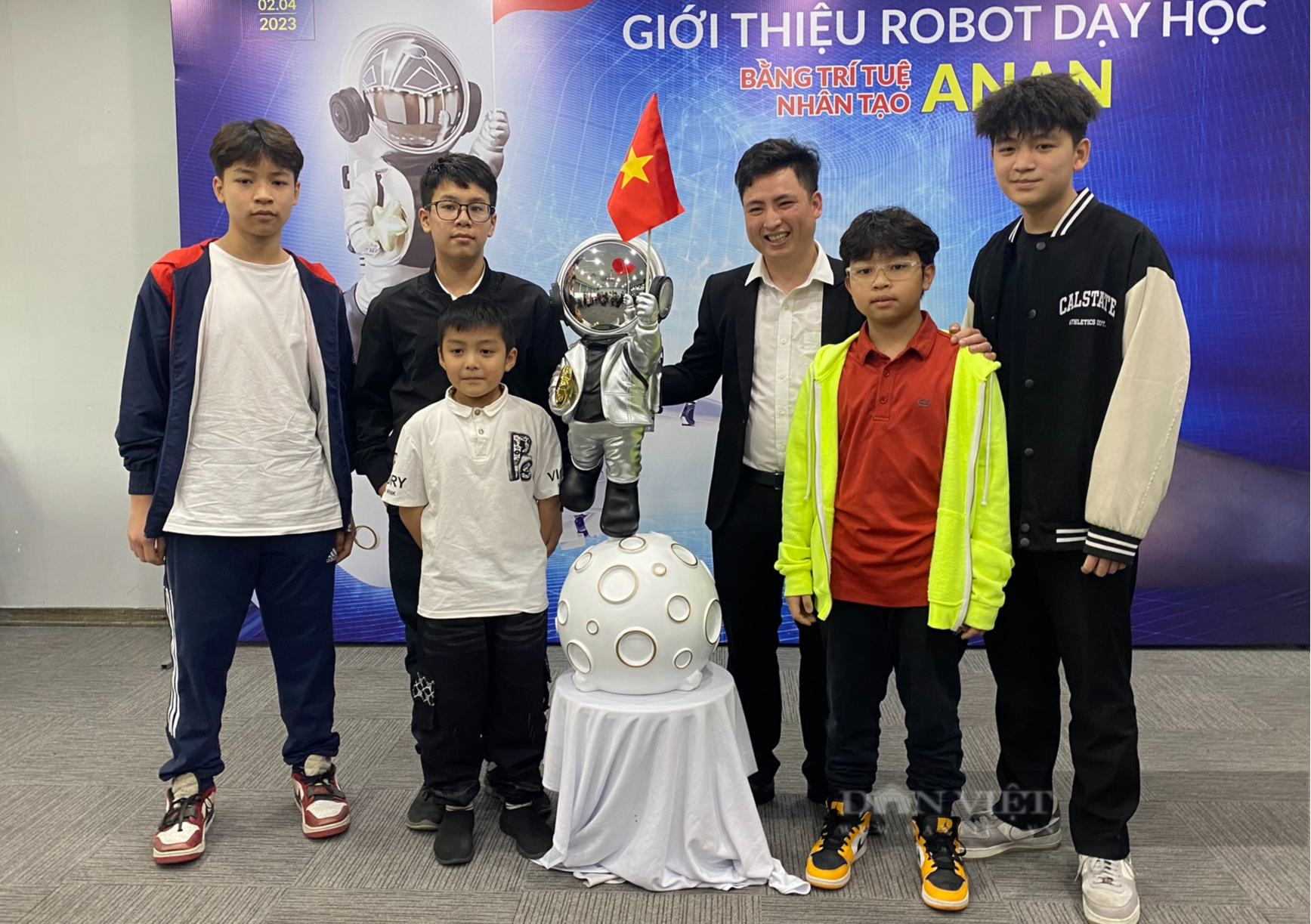 Robot dạy học lấy theo tên nhà giáo Chu Văn An, học sinh &quot;toát mồ hôi&quot; trả lời  - Ảnh 1.