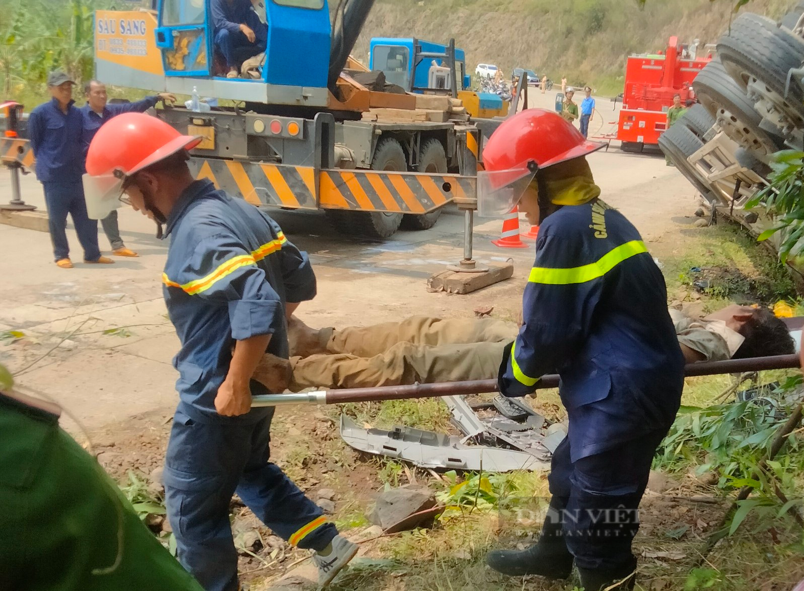 Xe chở dưa lật vào vách núi ở Phú Yên, 4 người tử vong - Ảnh 2.