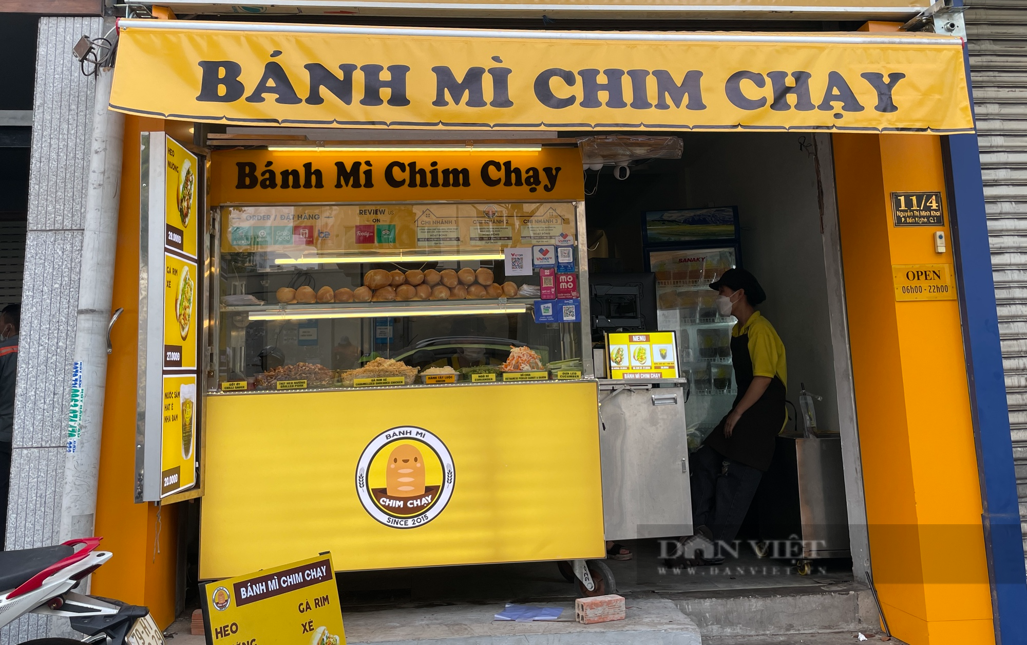 Xếp hàng mới được mua, liên tục mở chuỗi, ở đâu cũng thấy, bán bánh mì ở Sài Gòn hấp dẫn cỡ nào? - Ảnh 4.